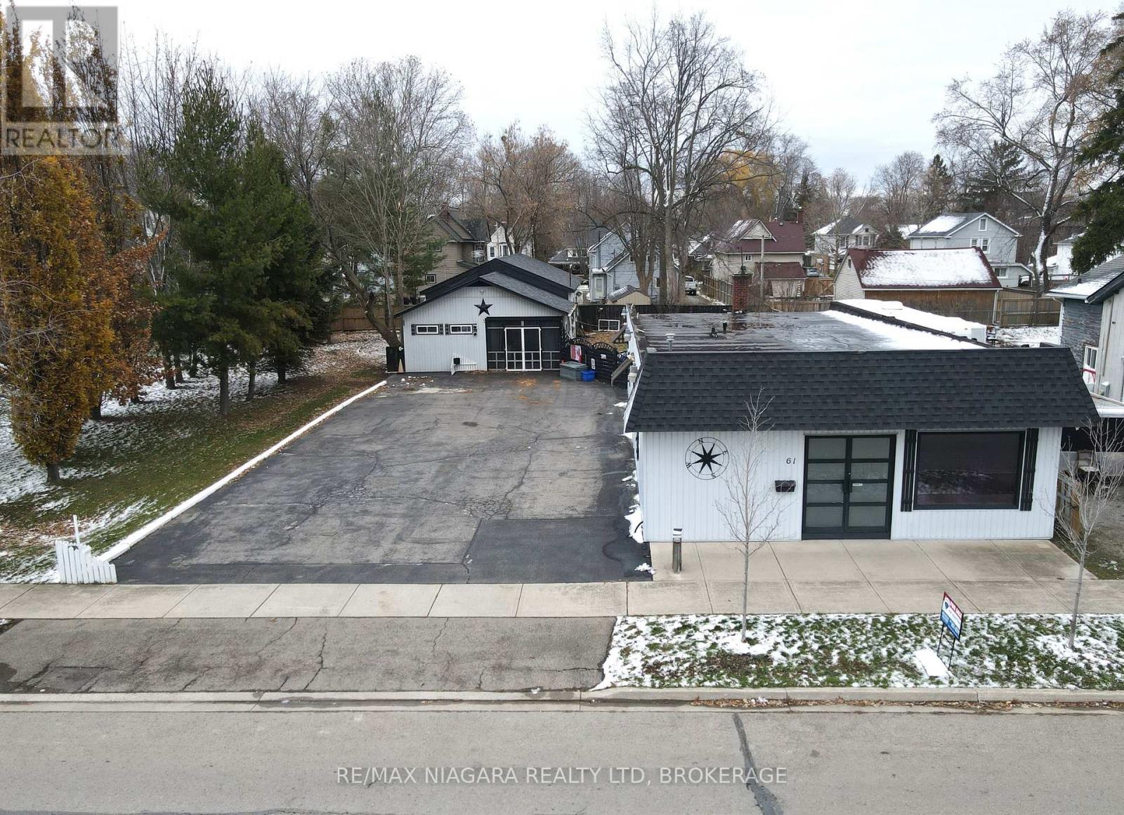 61 Queen Street, Fort Erie, Ontario  L2A 1T7 - Photo 2 - X12393901