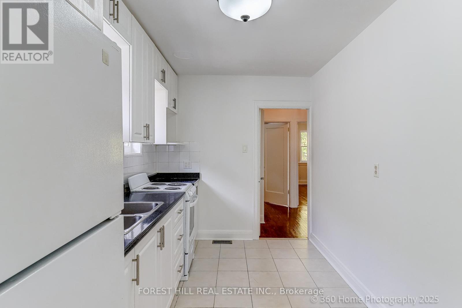 192 Roe Avenue, Toronto, Ontario M5M 2J2 - Photo 6 - C12594372