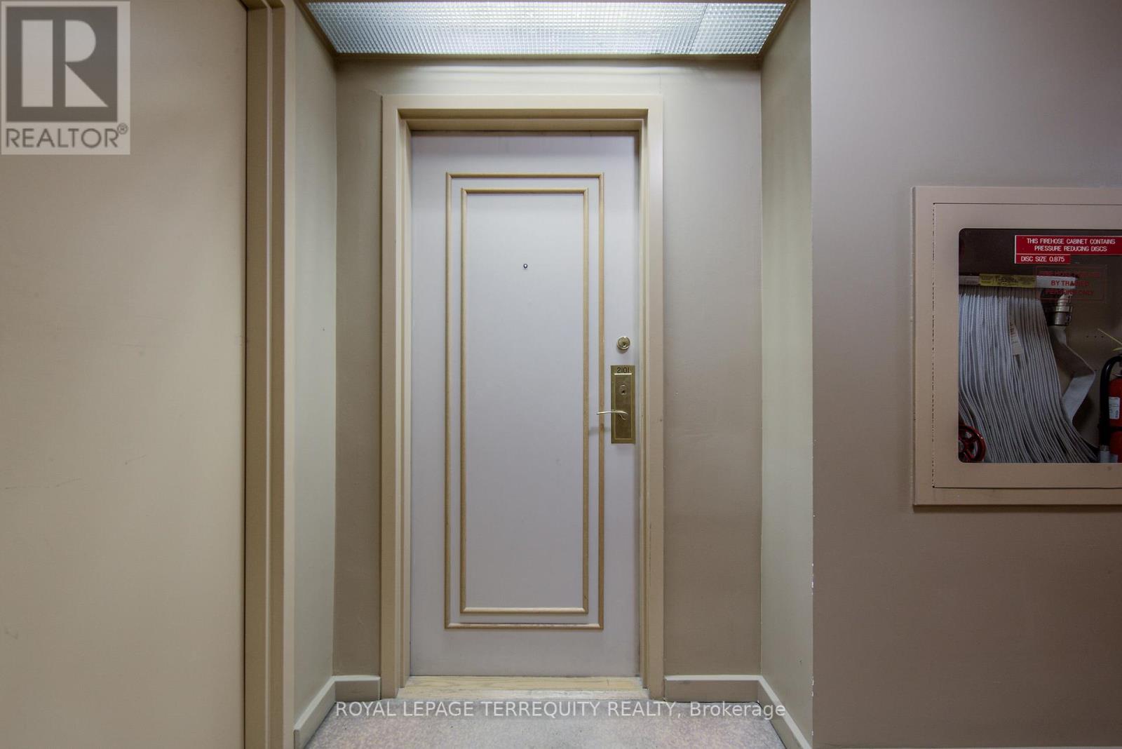 2101 - 25 Grenville Street, Toronto, Ontario  M4Y 2X5 - Photo 4 - C12594390