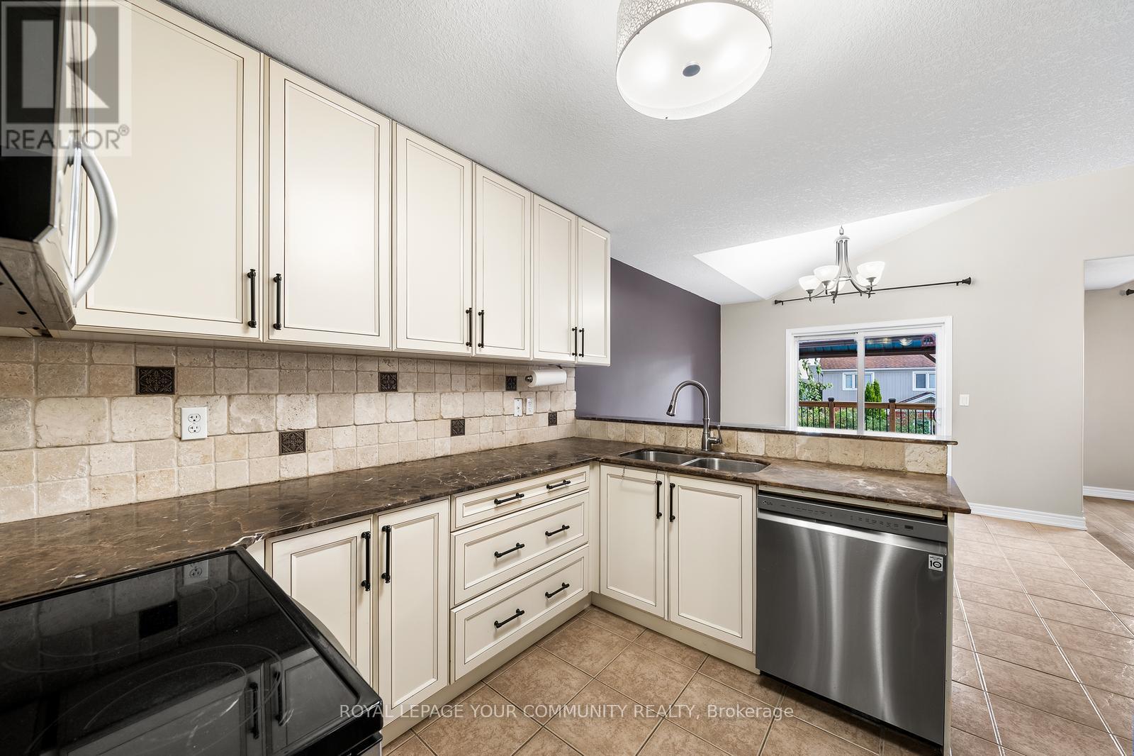 Upper - 1821 Lamstone Street, Innisfil, Ontario  L9S 4Z9 - Photo 15 - N12594442