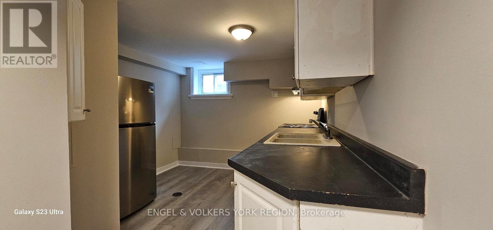 B - 46 Walter Avenue S, Newmarket, Ontario  L3Y 3P7 - Photo 2 - N12582640