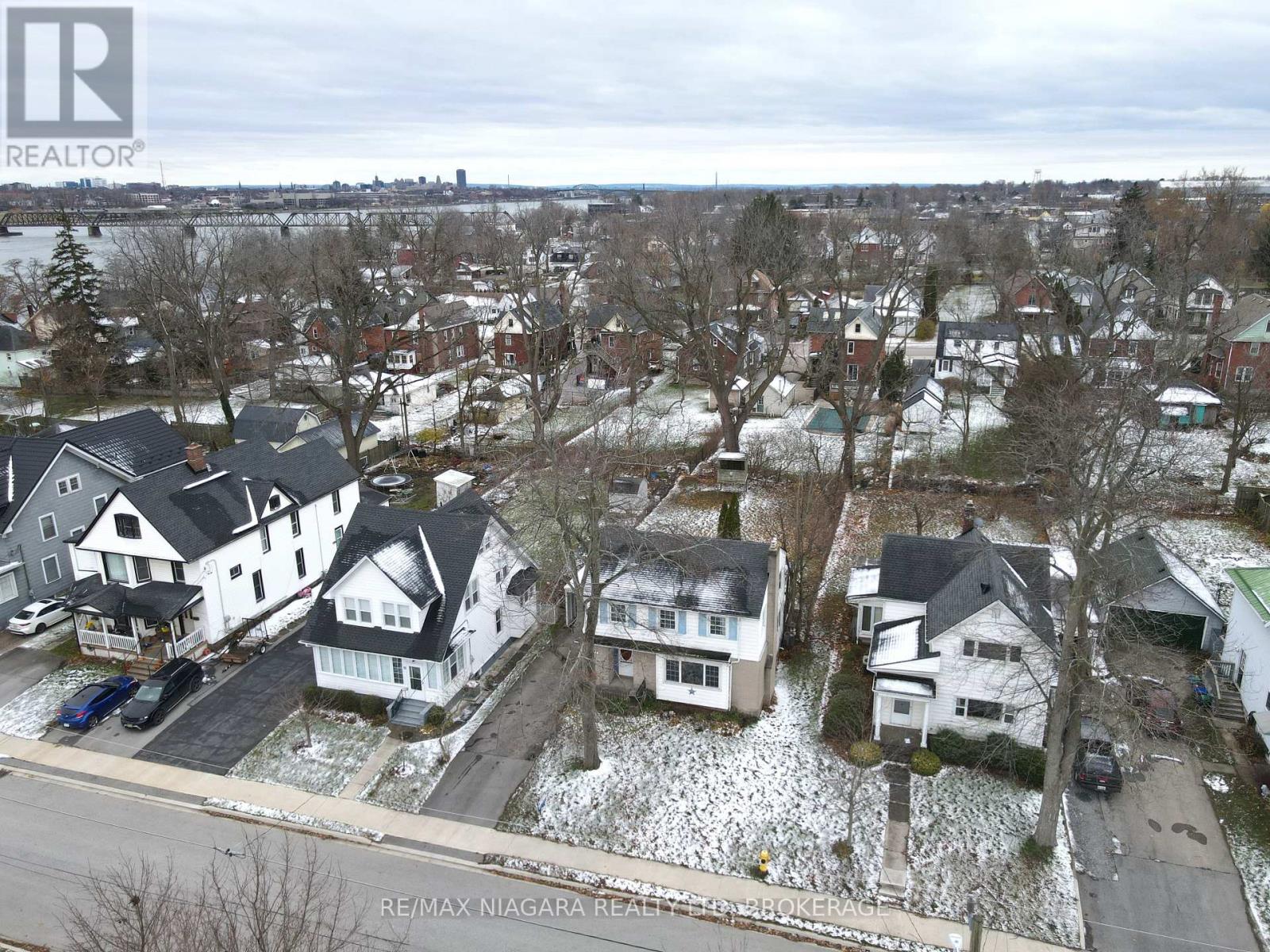 21 Highland Avenue, Fort Erie, Ontario L2A 2X6 - Photo 3 - X12313299