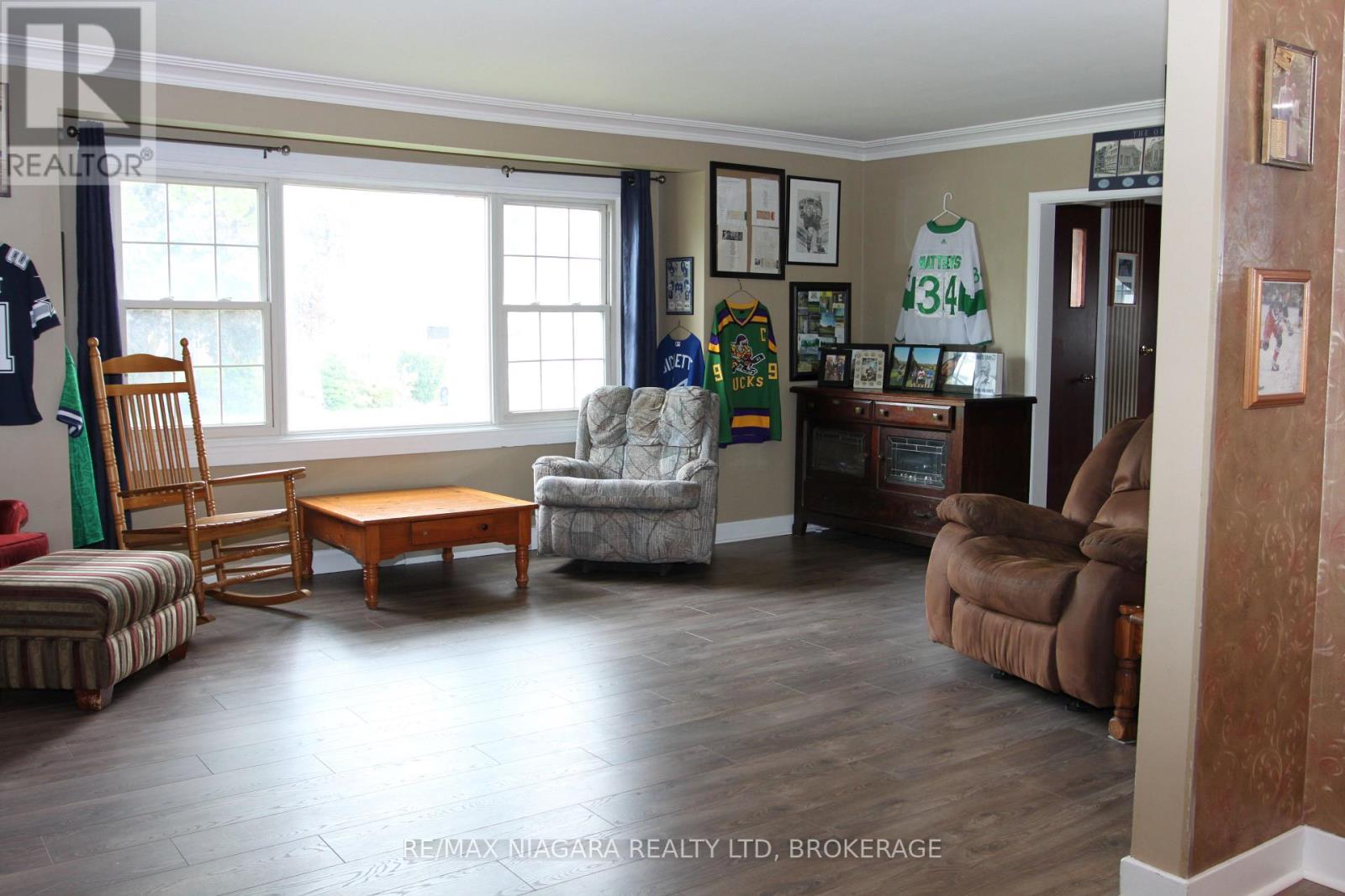 21 Highland Avenue, Fort Erie, Ontario L2A 2X6 - Photo 4 - X12313299