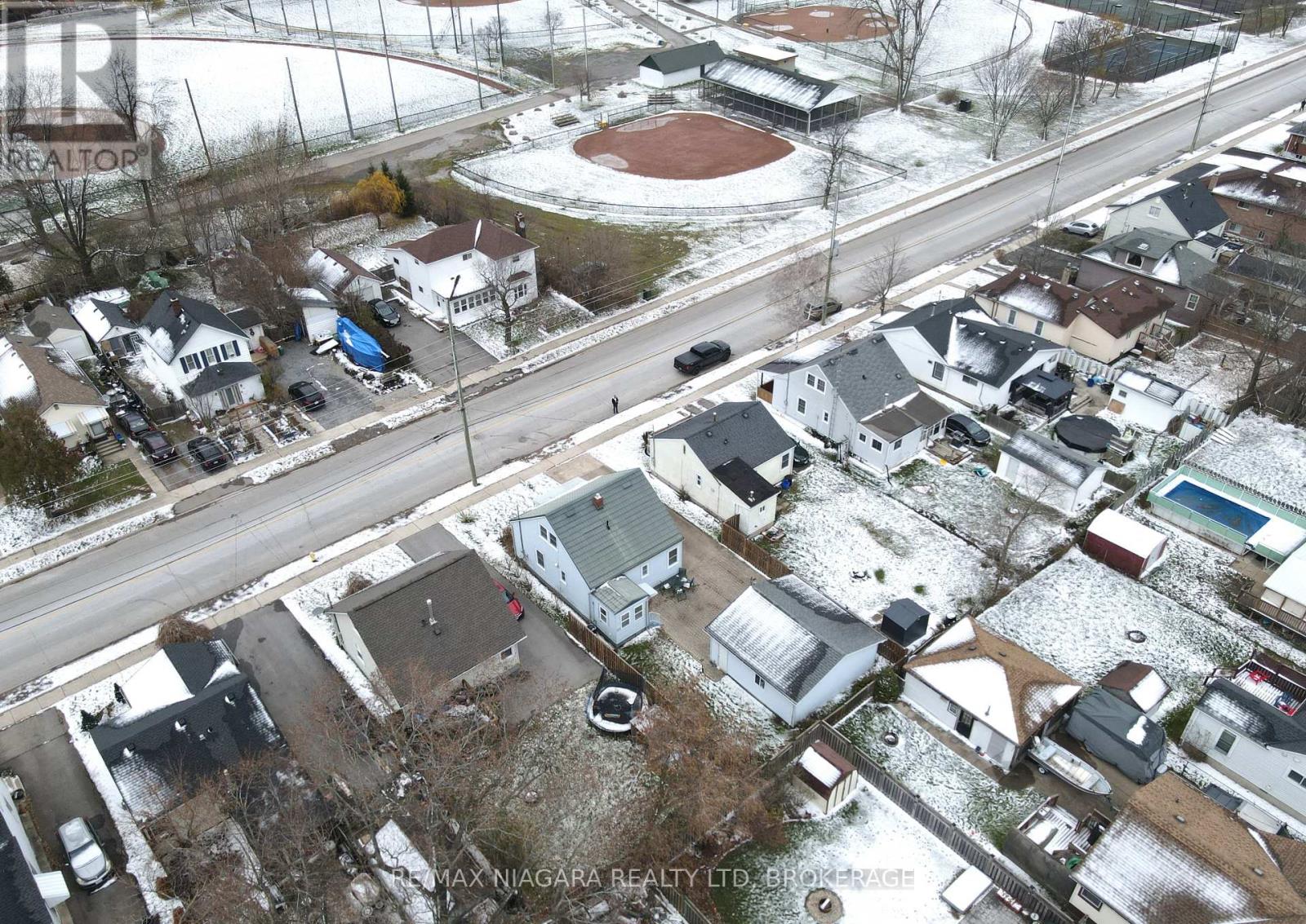 207 Gilmore Road, Fort Erie, Ontario L2A 2M2 - Photo 28 - X12067033