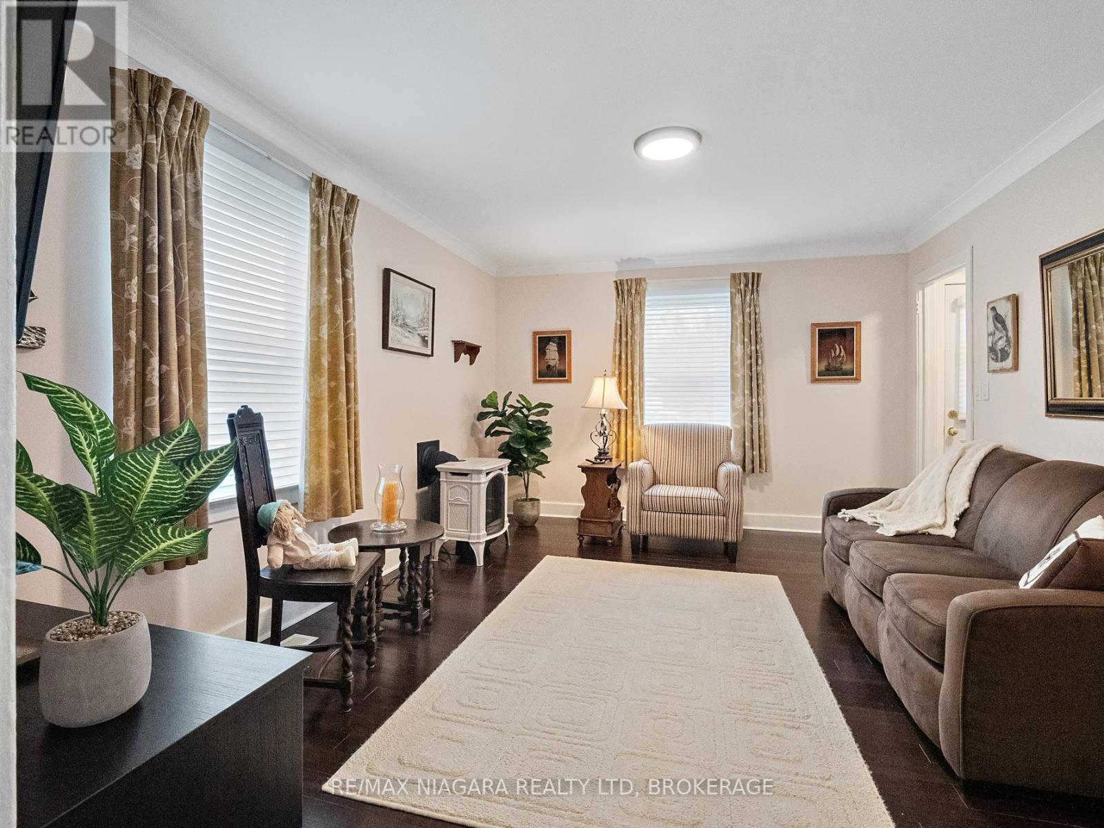 207 Gilmore Road, Fort Erie, Ontario L2A 2M2 - Photo 4 - X12067033