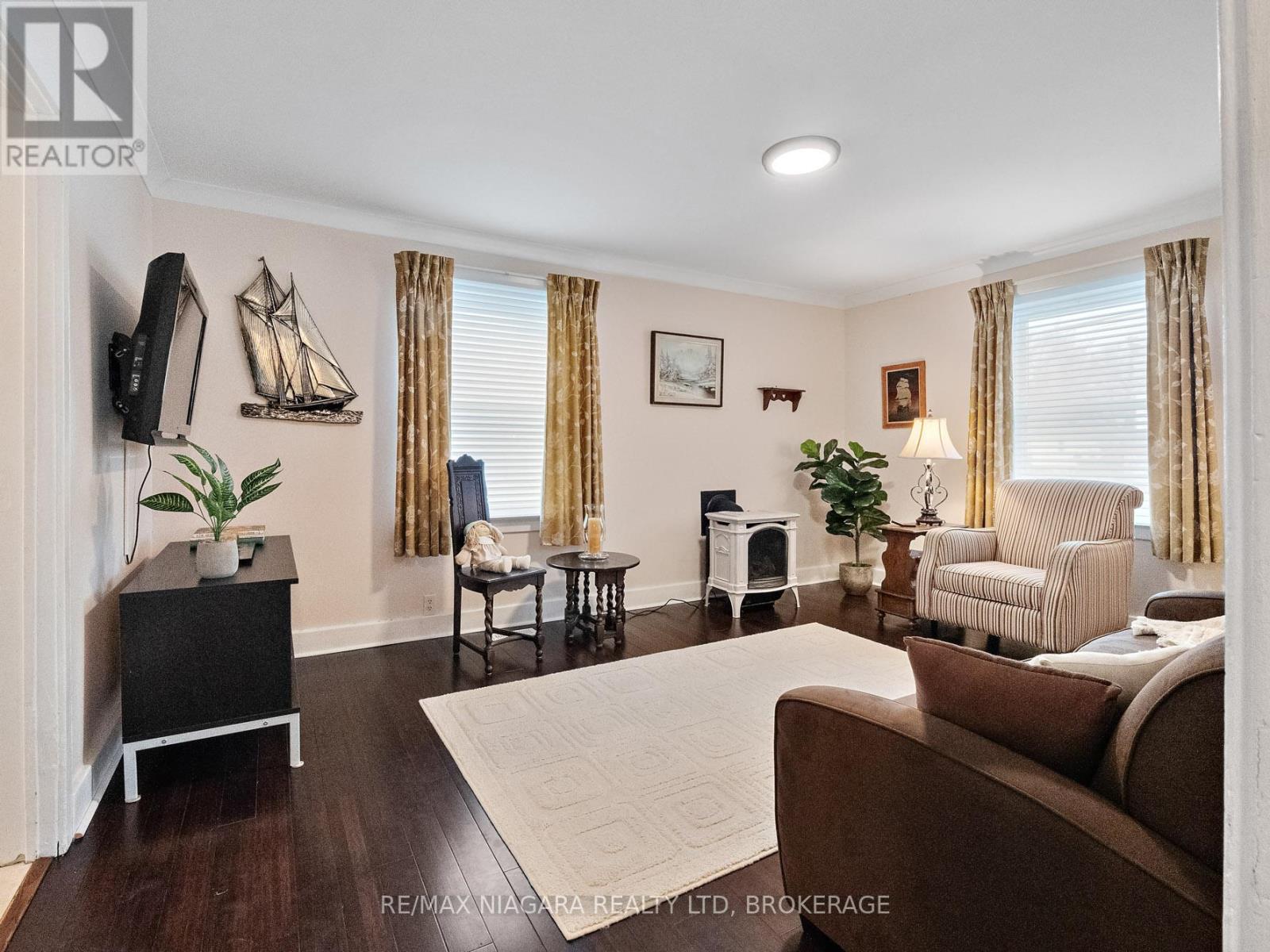 207 Gilmore Road, Fort Erie, Ontario L2A 2M2 - Photo 3 - X12067033