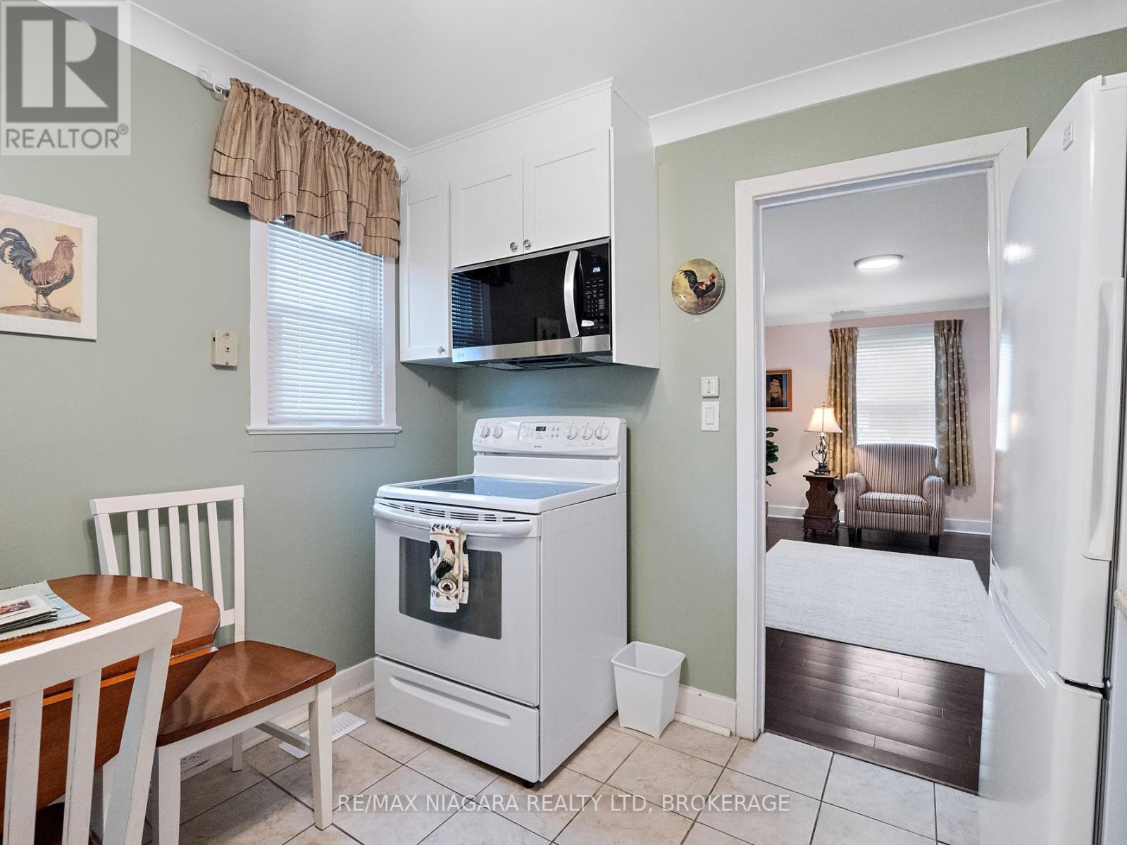 207 Gilmore Road, Fort Erie, Ontario L2A 2M2 - Photo 12 - X12067033