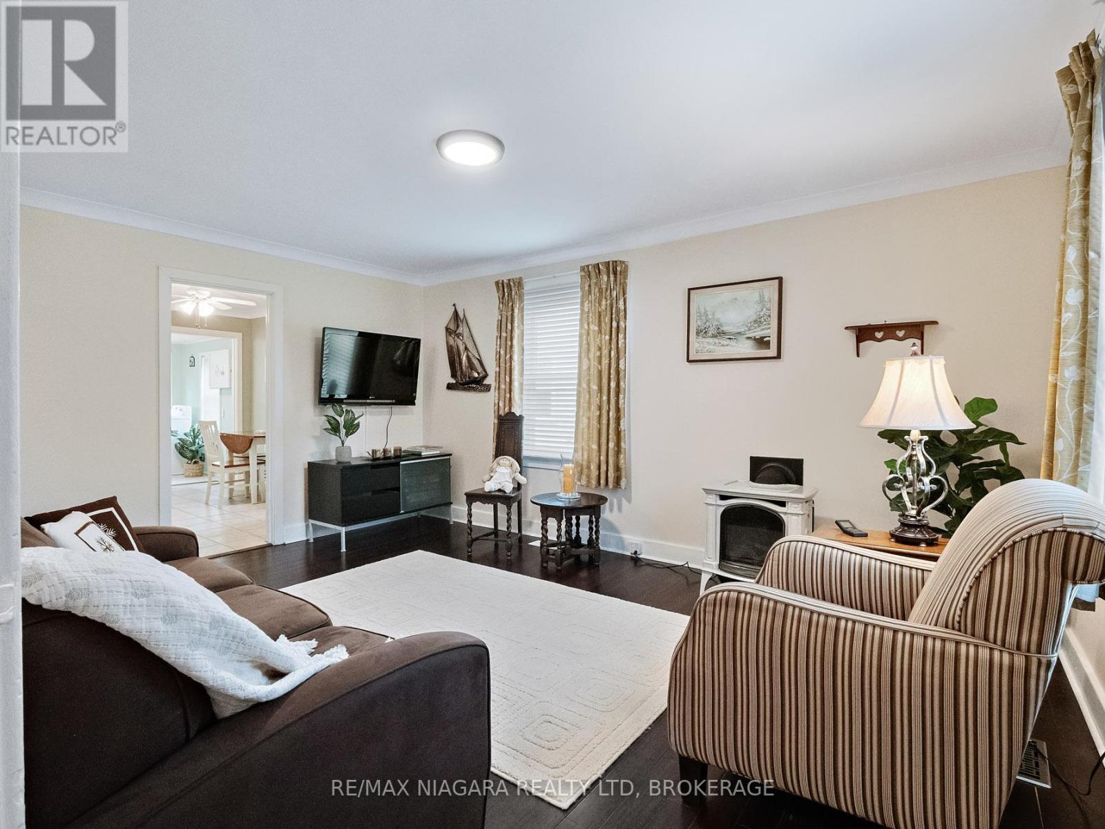 207 Gilmore Road, Fort Erie, Ontario L2A 2M2 - Photo 2 - X12067033