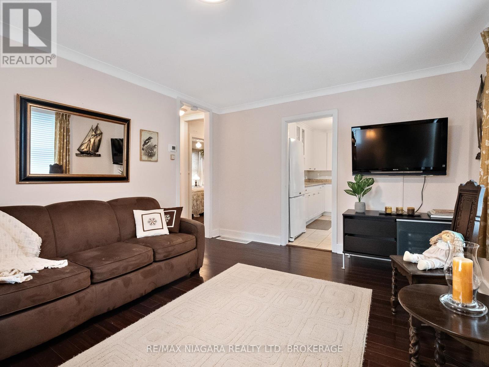 207 Gilmore Road, Fort Erie, Ontario L2A 2M2 - Photo 6 - X12067033