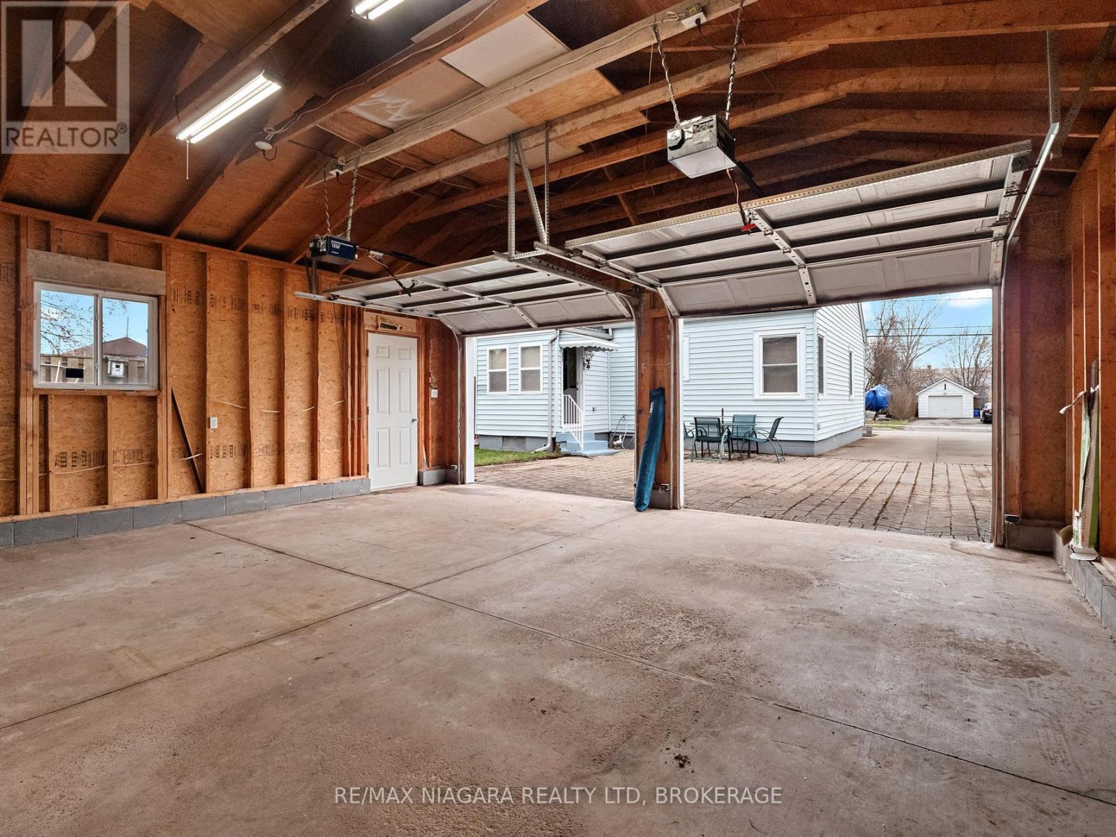 207 Gilmore Road, Fort Erie, Ontario L2A 2M2 - Photo 22 - X12067033