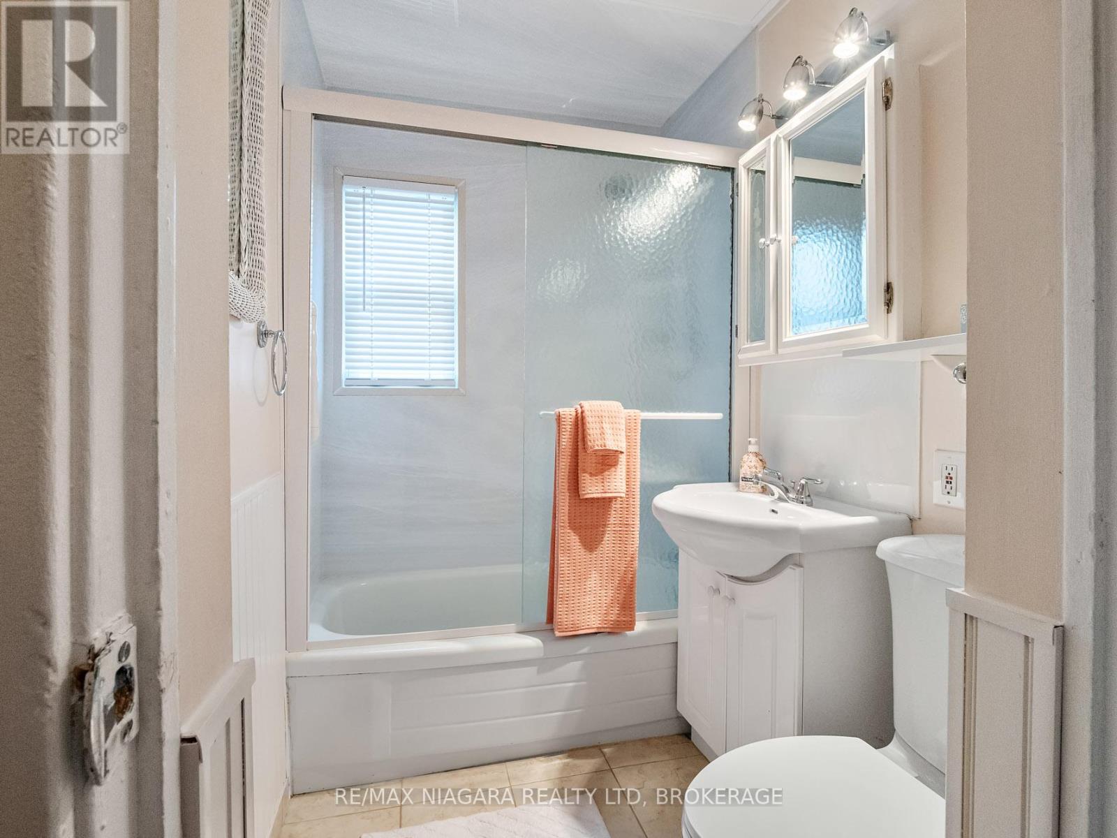 207 Gilmore Road, Fort Erie, Ontario L2A 2M2 - Photo 10 - X12067033