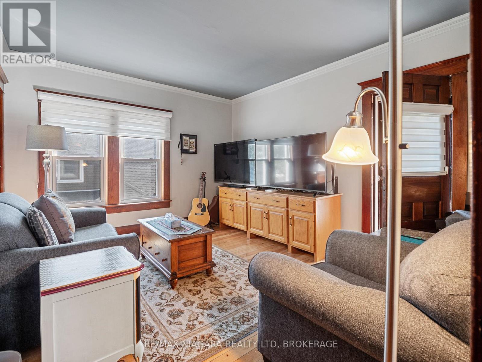 18 Emerick Avenue, Fort Erie, Ontario  L2A 2W3 - Photo 2 - X12434949