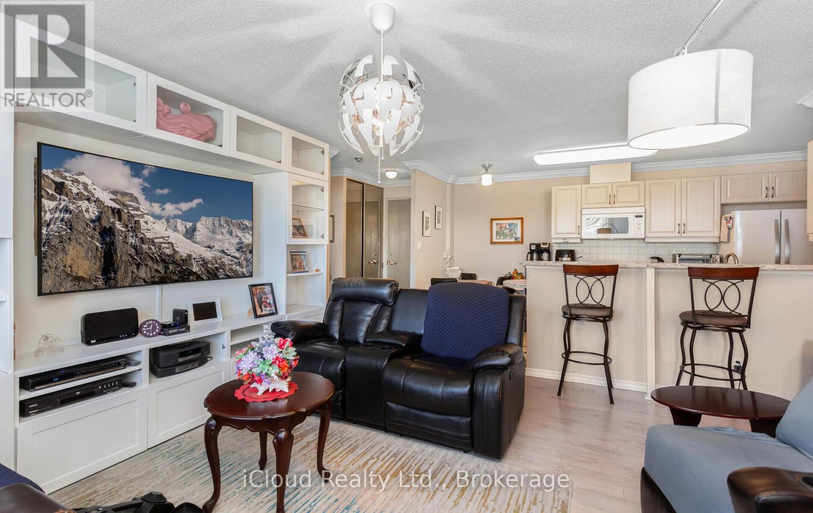 606 - 10 Dayspring Circle, Brampton, Ontario  L6P 1B9 - Photo 4 - W12594342