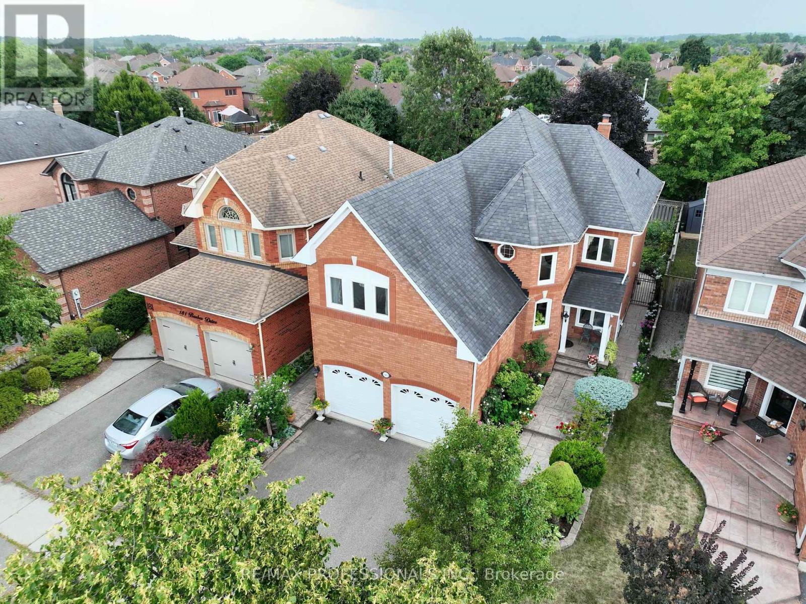 183 Barber Drive, Halton Hills, Ontario L7G 5L5 - Photo 2 - W12594346