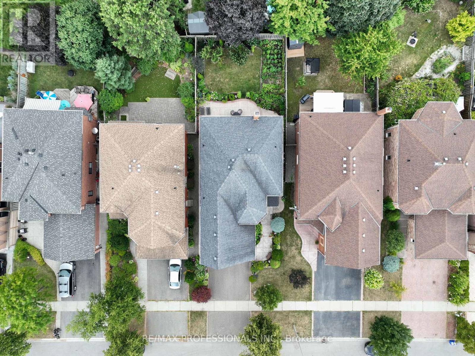 183 Barber Drive, Halton Hills, Ontario L7G 5L5 - Photo 3 - W12594346