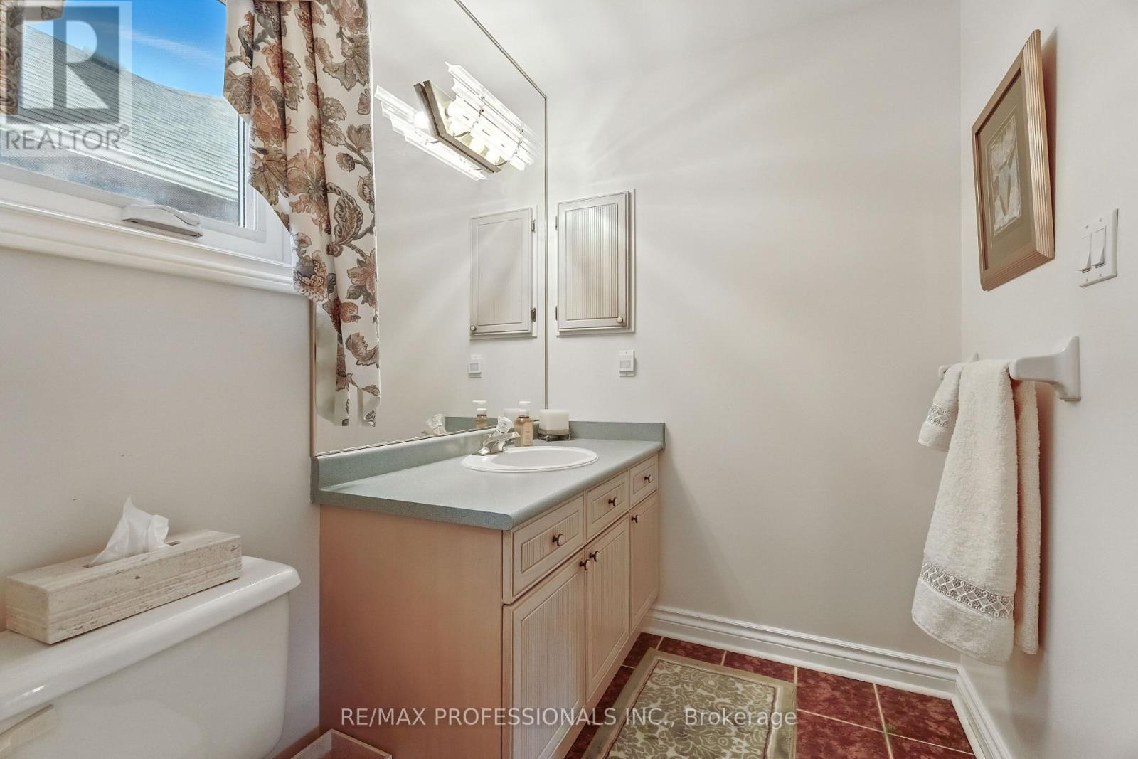 183 Barber Drive, Halton Hills, Ontario L7G 5L5 - Photo 33 - W12594346