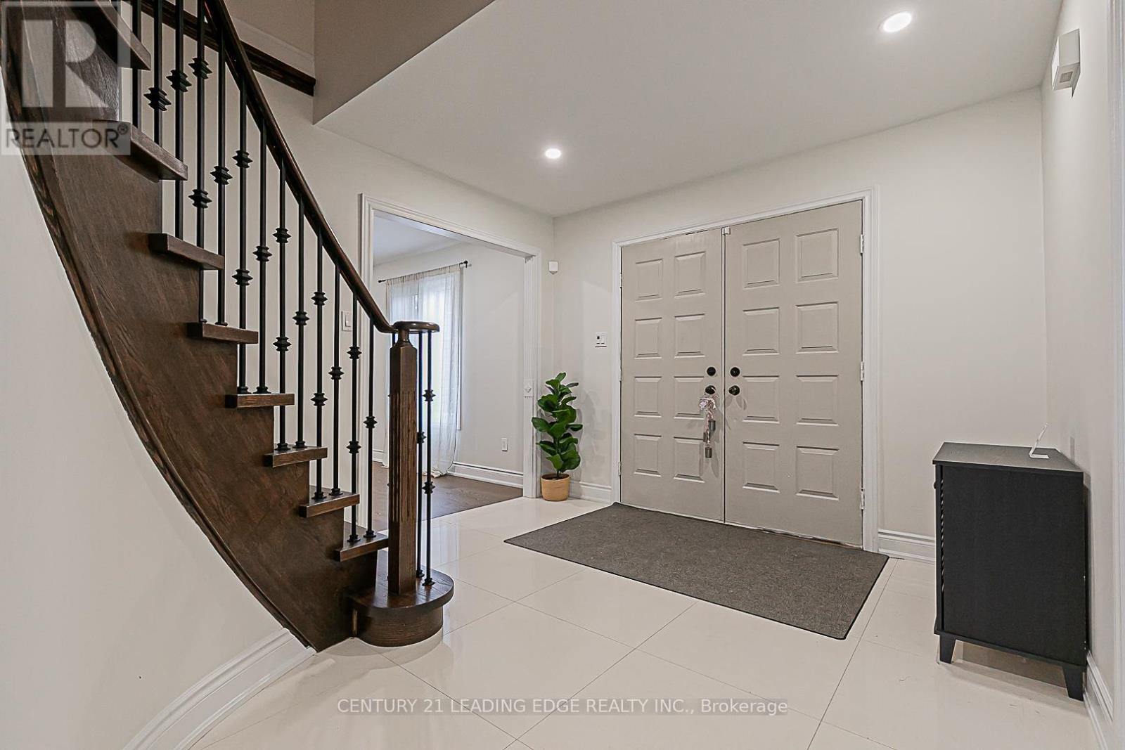 20 Marjorie Drive, Whitchurch-Stouffville, Ontario  L0H 1G0 - Photo 4 - N12594458