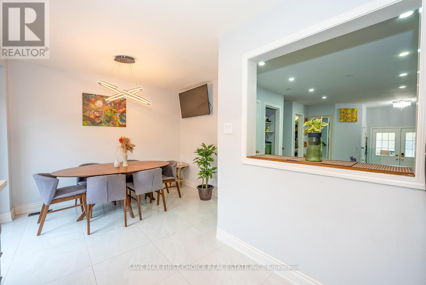 939 Tambourine Terrace, Mississauga, Ontario  L5W 1S5 - Photo 6 - W12594468