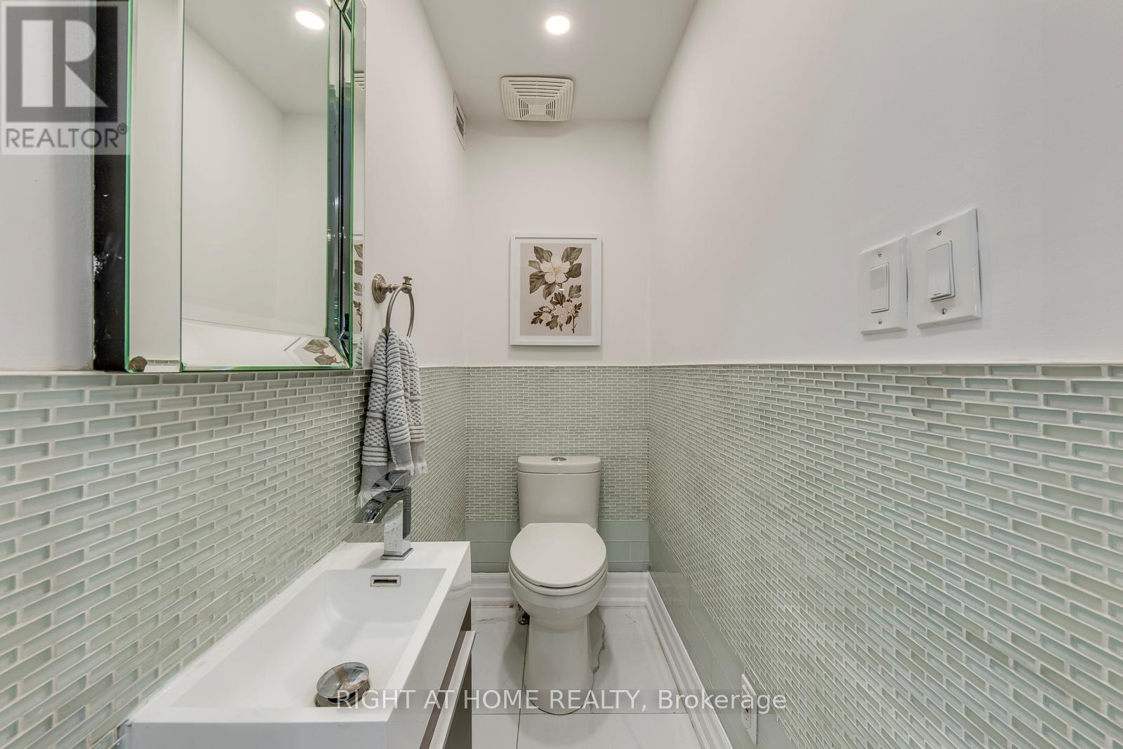 43 South Kingsway, Toronto, Ontario  M6S 3T2 - Photo 12 - W12594472