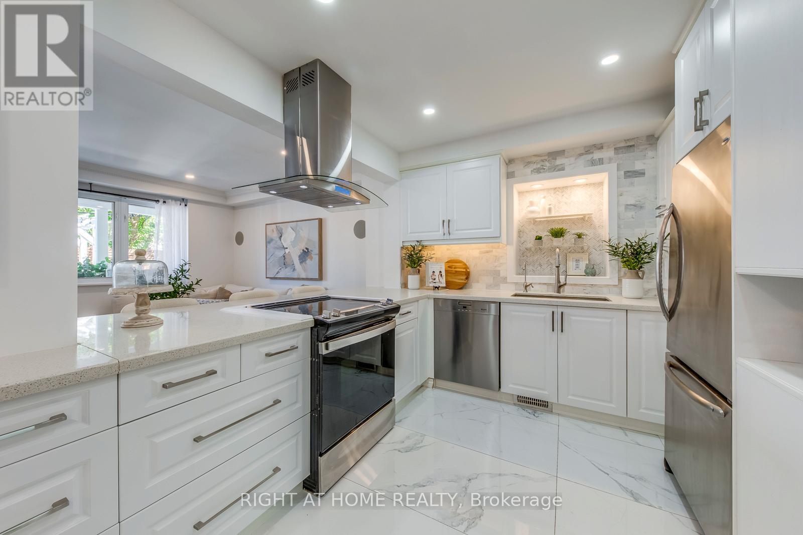 43 South Kingsway, Toronto, Ontario  M6S 3T2 - Photo 4 - W12594472