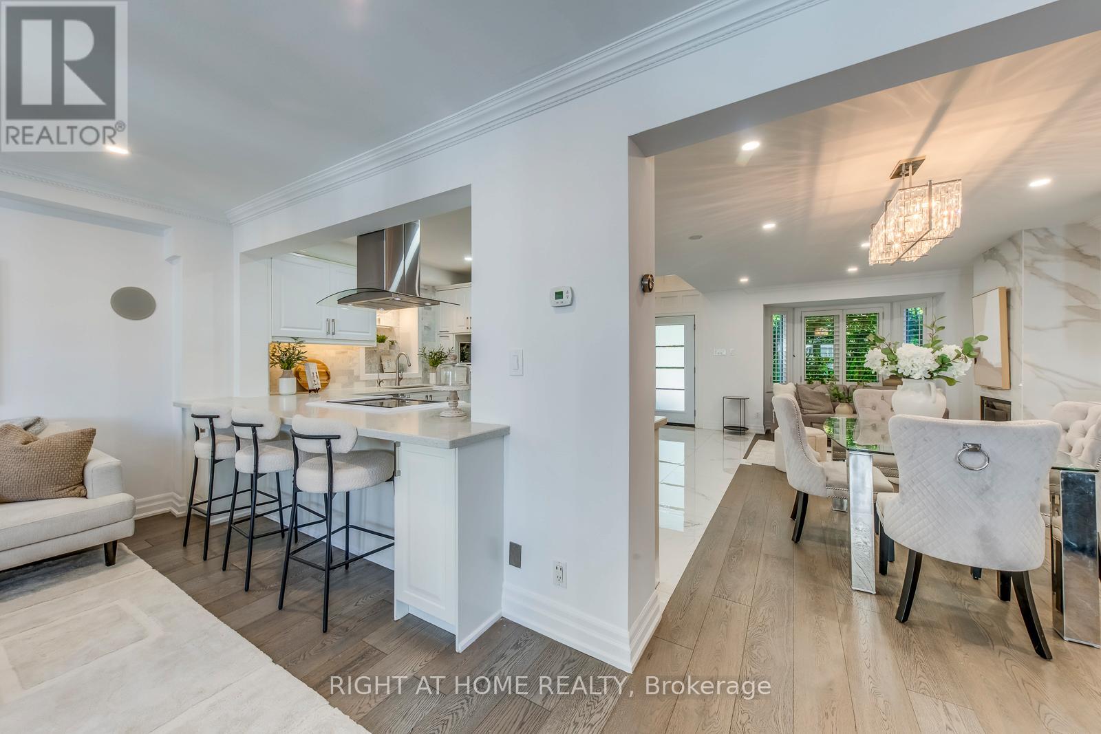 43 South Kingsway, Toronto, Ontario  M6S 3T2 - Photo 5 - W12594472