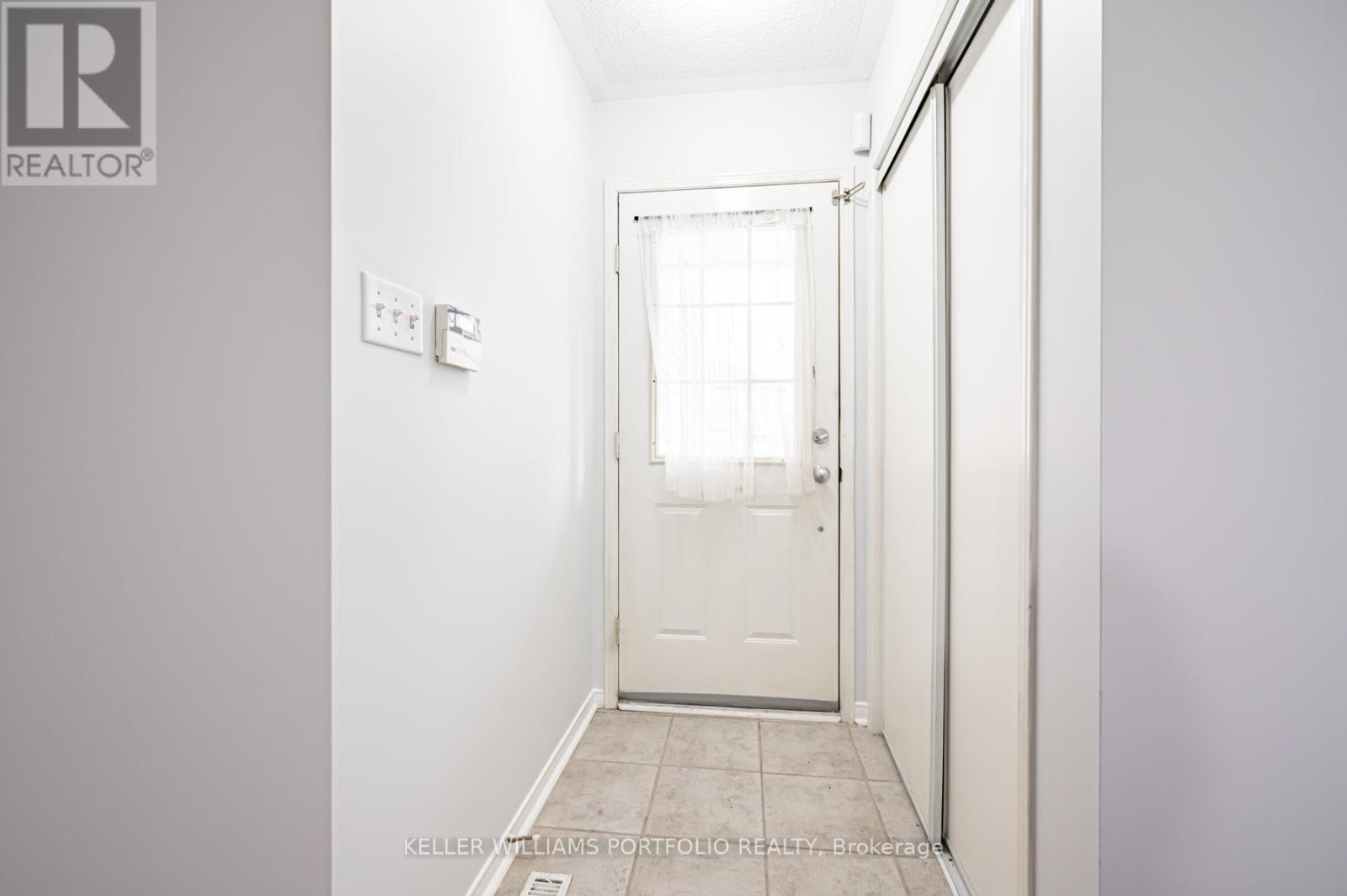 7160 Waldorf Way, Mississauga, Ontario  L5N 7R3 - Photo 2 - W12594492