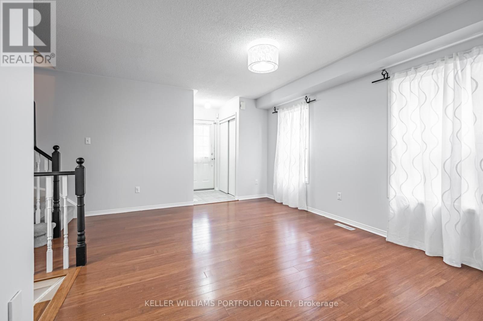 7160 Waldorf Way, Mississauga, Ontario  L5N 7R3 - Photo 4 - W12594492