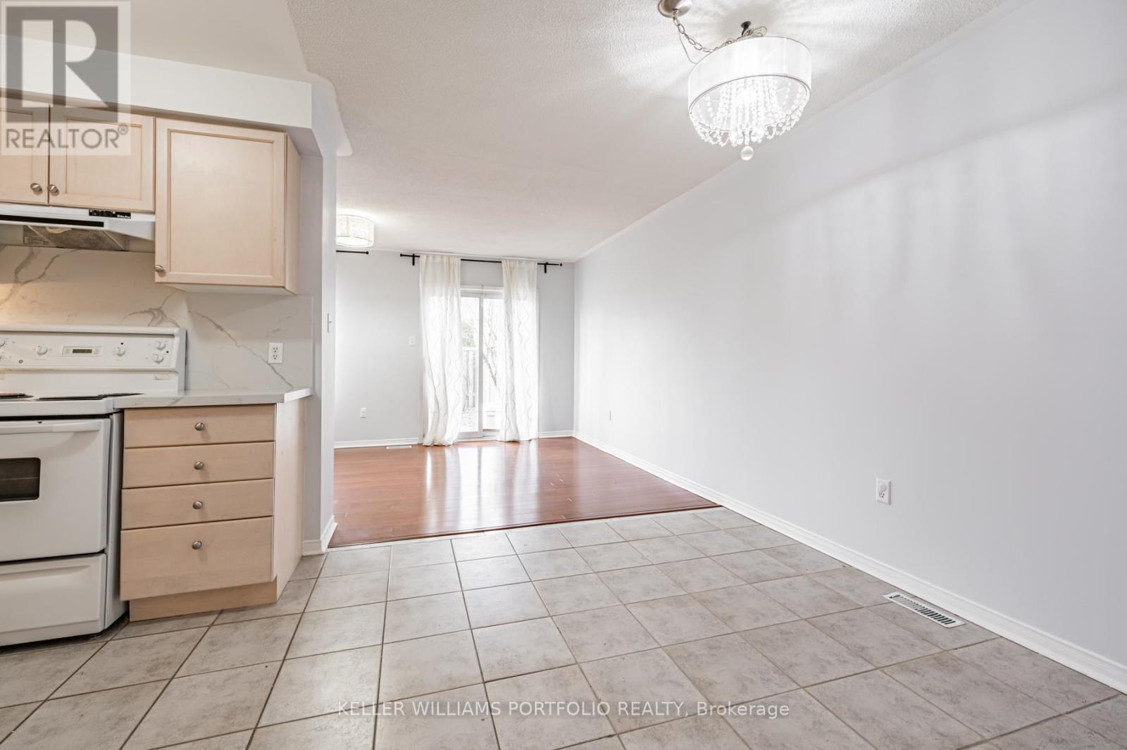 7160 Waldorf Way, Mississauga, Ontario  L5N 7R3 - Photo 5 - W12594492