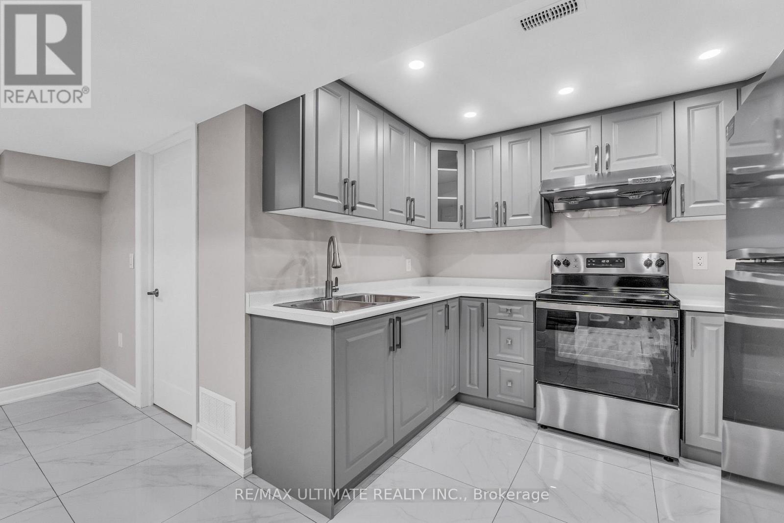 Lower - 41 Danesbury Crescent, Brampton, Ontario L6T 1T2 - Photo 6 - W12594506