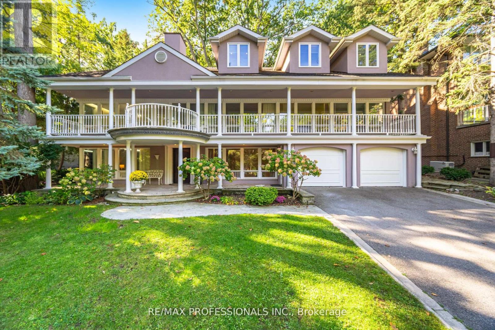 Offering over 5000 sq ft. of living space, this impressive family home, nestled on the 2nd hole of the legendary St. Georges Golf and Country Club, is an undeniable opportunity!! With its third floor addition, this sun-drenched, 5 bedroom home, with floor to ceiling windows, tree-top balconies and walk-outs to tastefully appointed gardens, truly captures the leisure lifestyle. It features 5 bedrooms, 4 baths, modernized kitchen/great room, formal living / dining rooms, main floor family room, private primary 3rd level suite, exercise room +++. Awaiting your creative vision and TLC, this much-loved home, in coveted Edenbridge, represents great value! Be sure to put this one on your list!! Invest well...it's time. (id:48254)