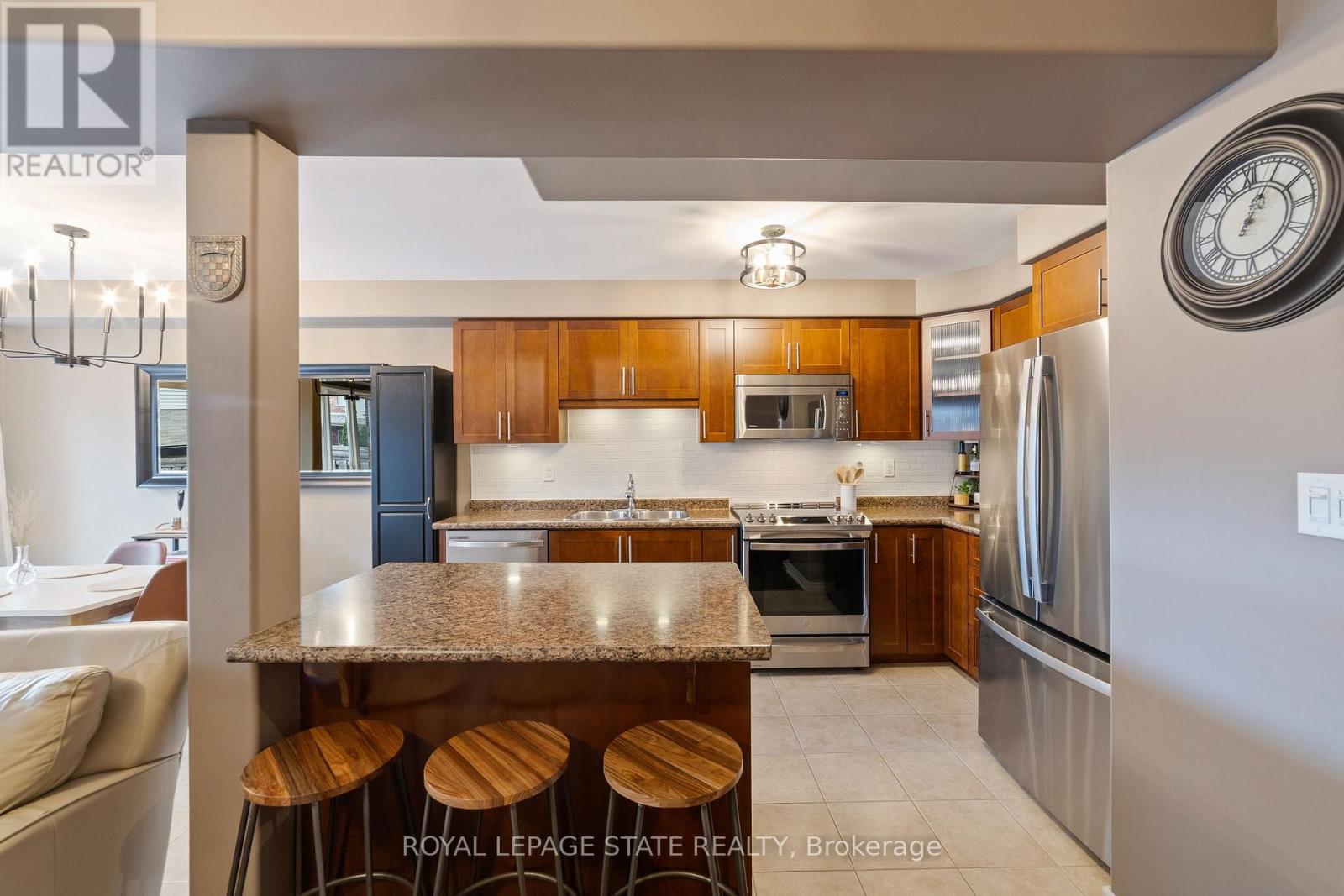 51 Cedar Street, Grimsby, Ontario L3M 0B7 - Photo 9 - X12594476