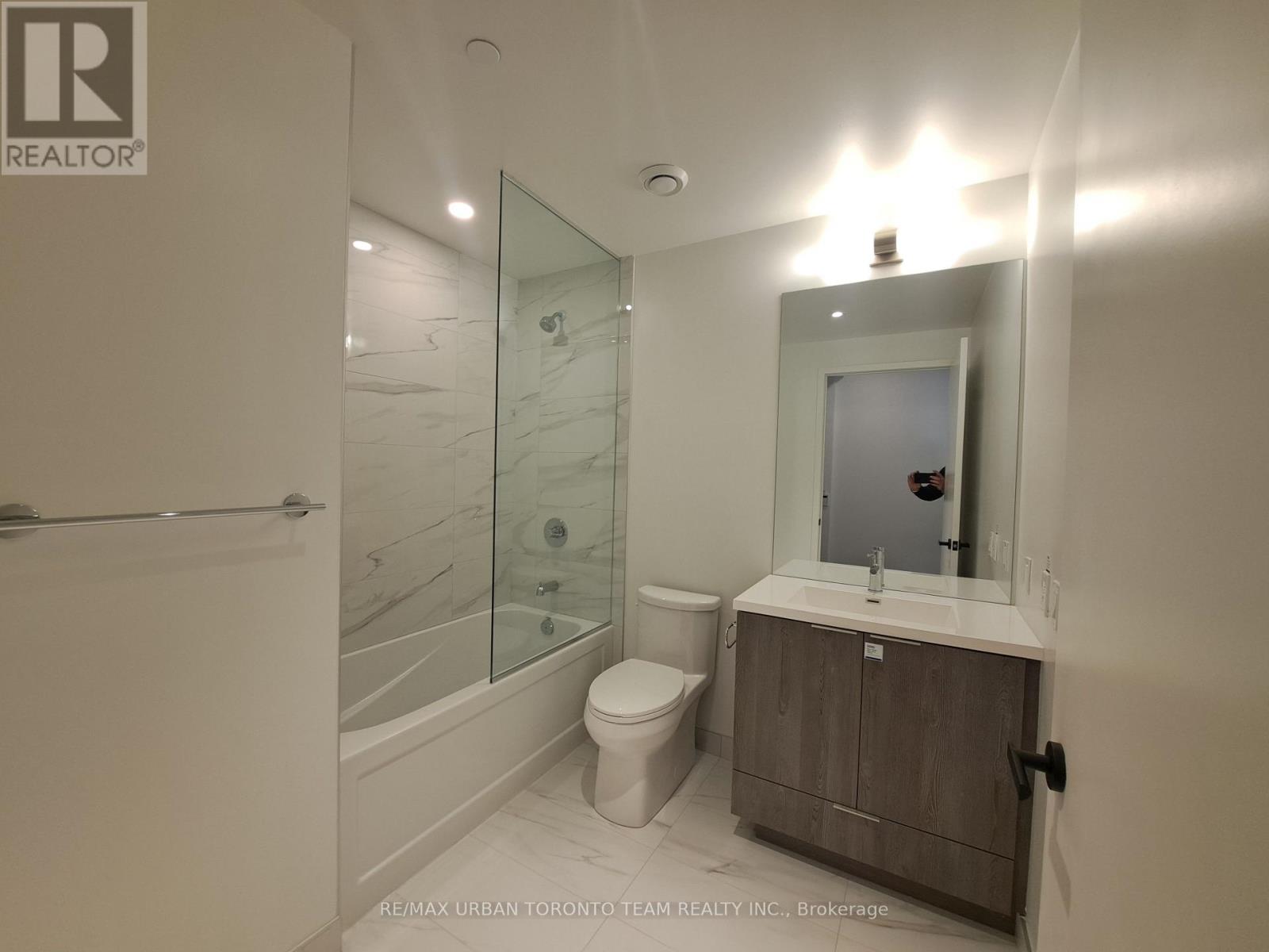 2112 - 8 Interchange Way, Vaughan, Ontario L4K 5Z7 - Photo 11 - N12594700