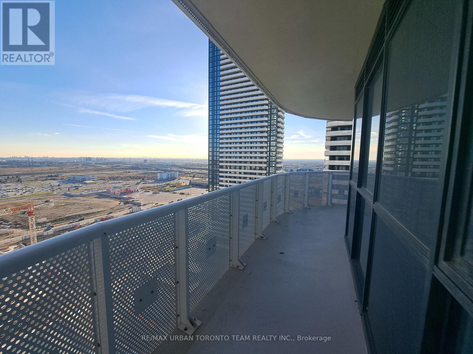 2112 - 8 Interchange Way, Vaughan, Ontario L4K 5Z7 - Photo 2 - N12594700