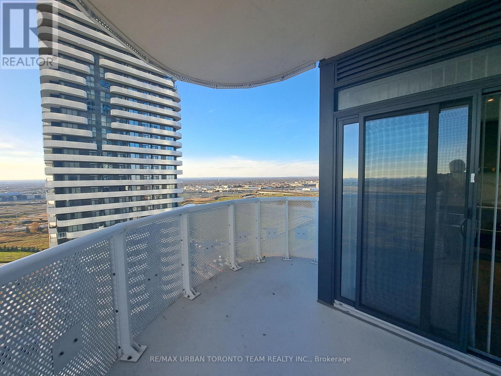 2112 - 8 Interchange Way, Vaughan, Ontario L4K 5Z7 - Photo 4 - N12594700