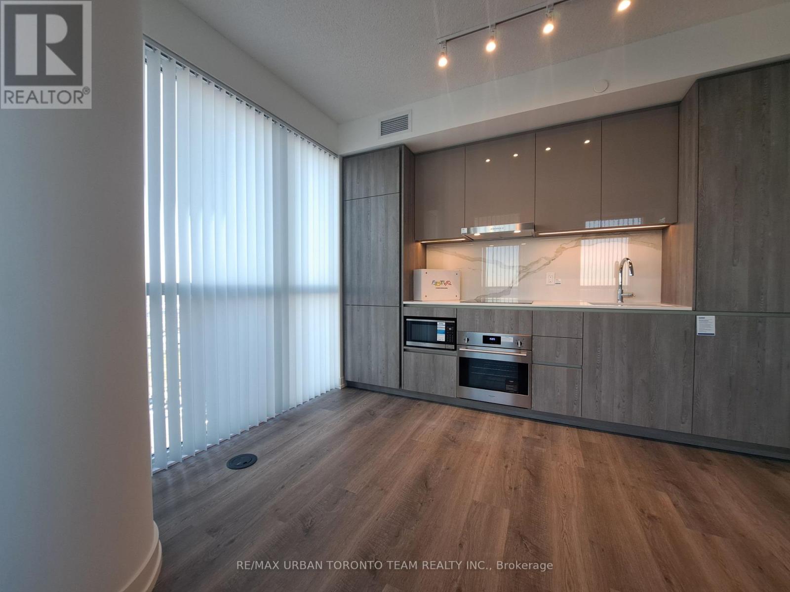 2112 - 8 Interchange Way, Vaughan, Ontario L4K 5Z7 - Photo 5 - N12594700