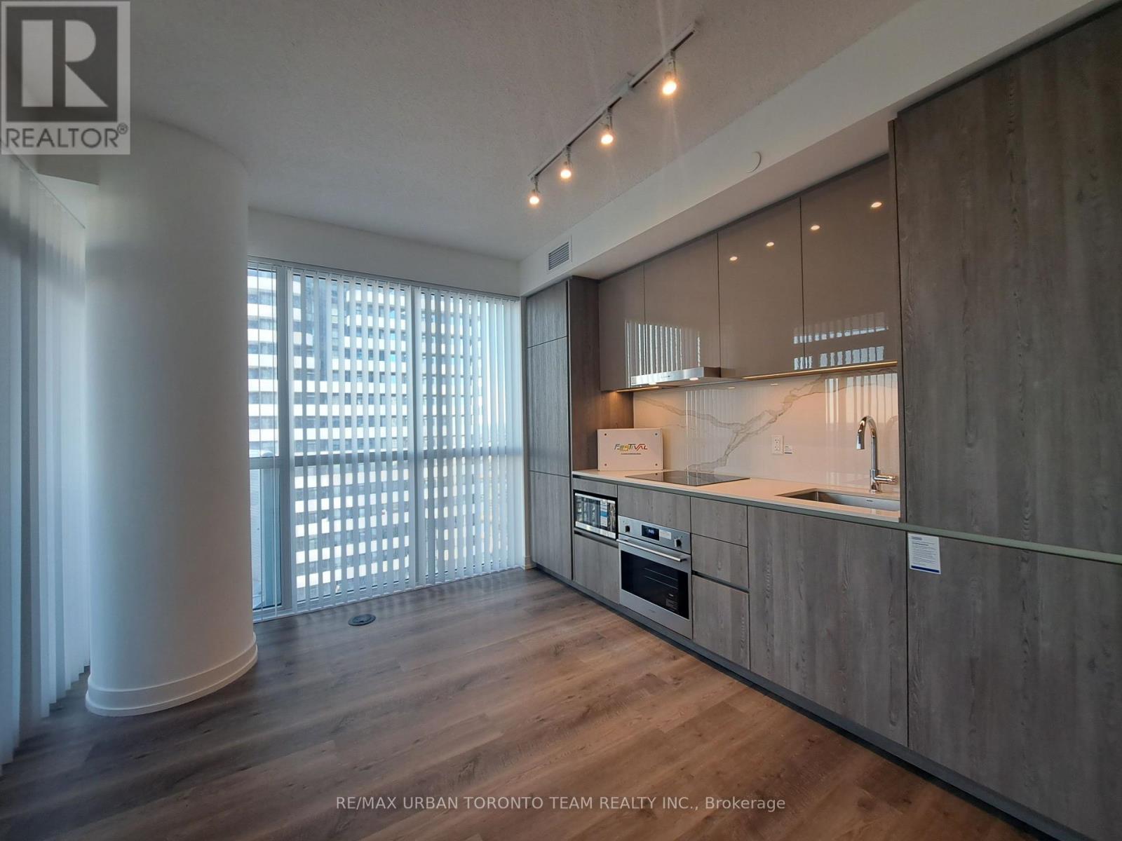 2112 - 8 Interchange Way, Vaughan, Ontario L4K 5Z7 - Photo 6 - N12594700