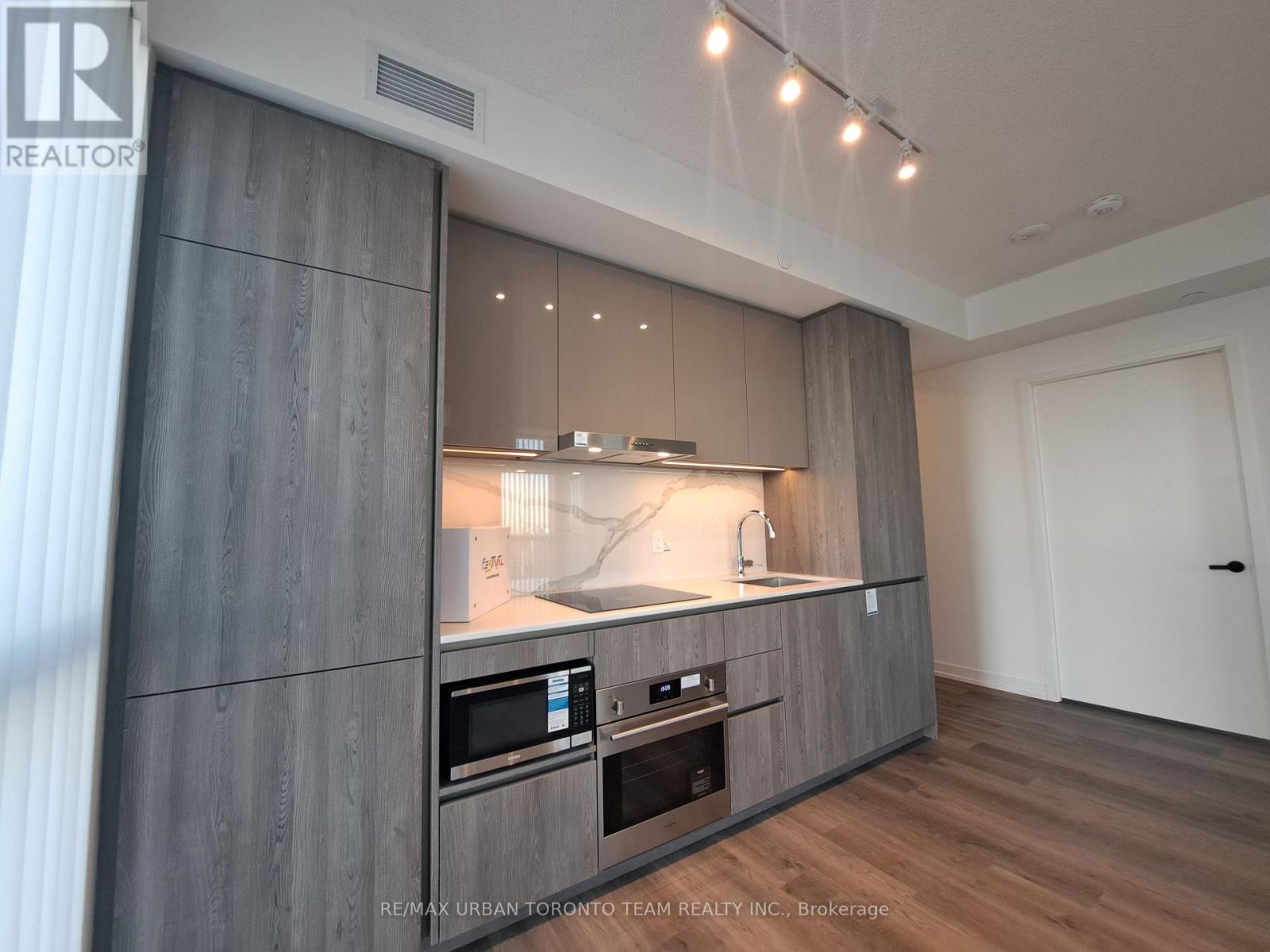 2112 - 8 Interchange Way, Vaughan, Ontario L4K 5Z7 - Photo 8 - N12594700