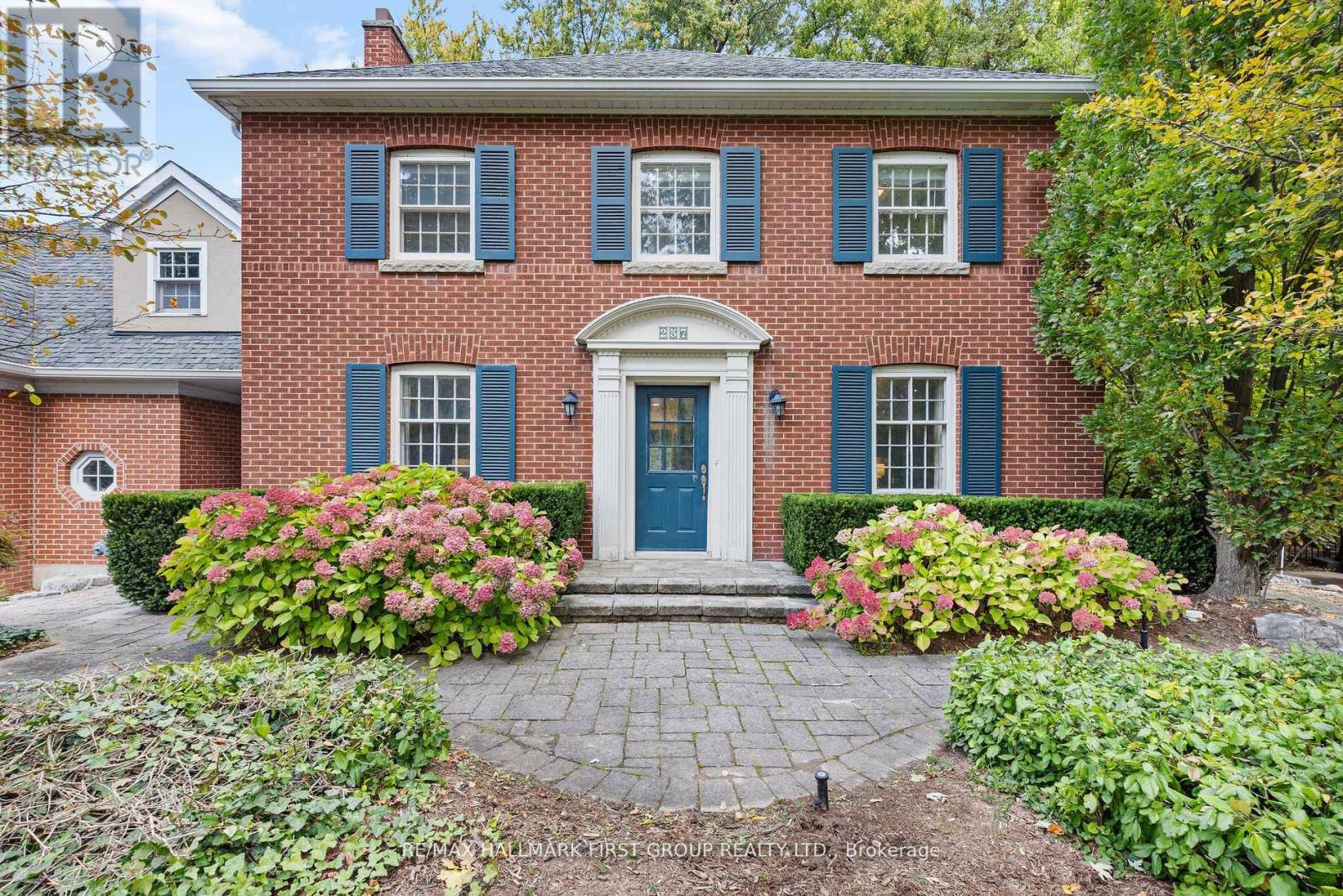 257 Roseland Crescent, Burlington, Ontario  L7N 1S4 - Photo 2 - W12594654