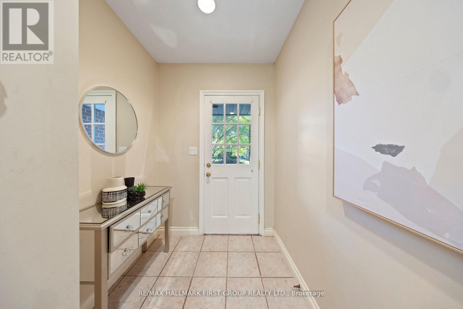 257 Roseland Crescent, Burlington, Ontario  L7N 1S4 - Photo 4 - W12594654