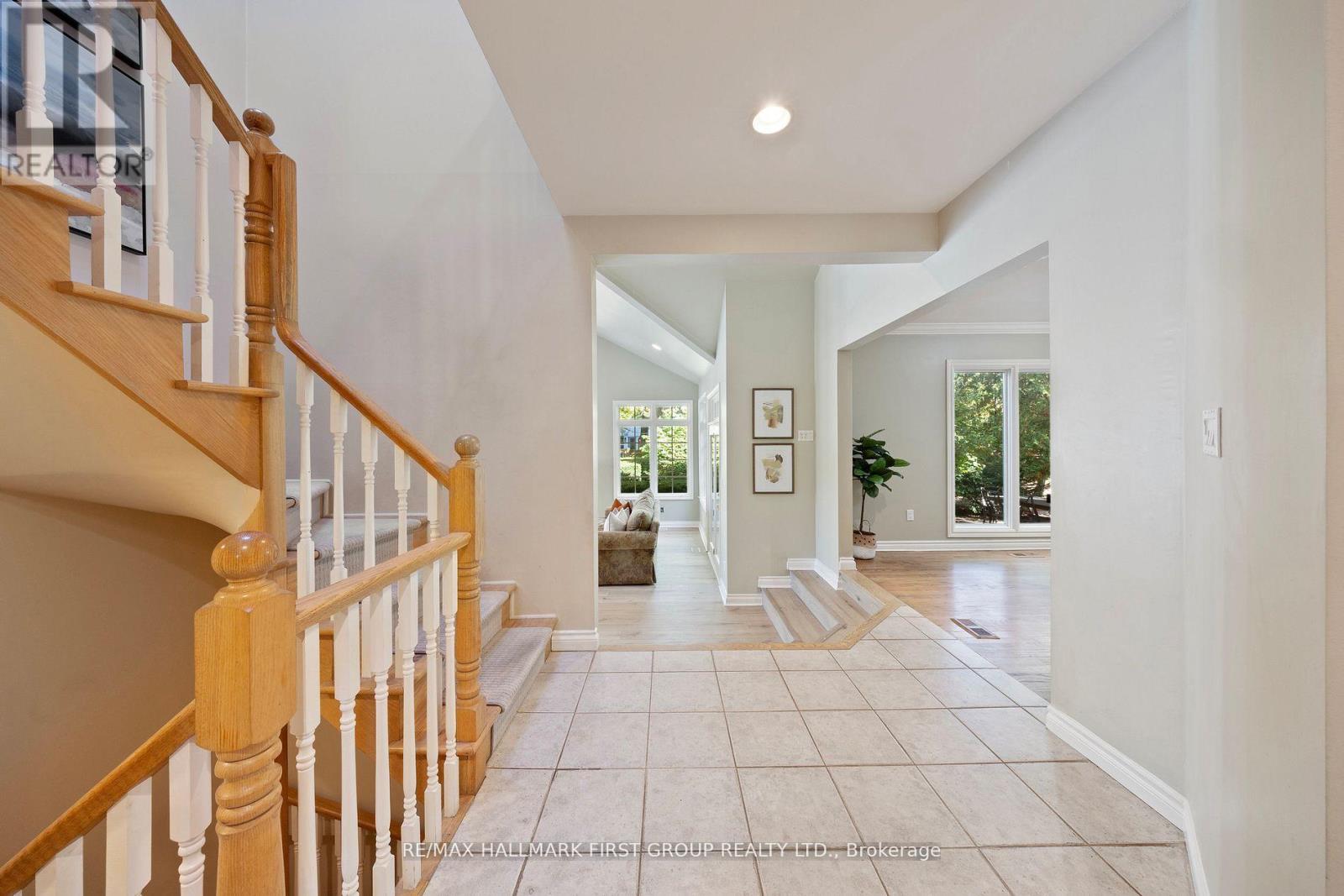 257 Roseland Crescent, Burlington, Ontario  L7N 1S4 - Photo 5 - W12594654