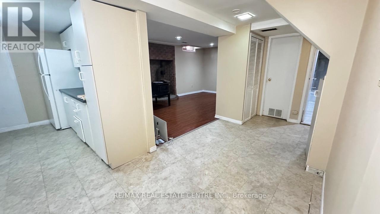 45 Wexford Road, Brampton, Ontario L6Z 2W4 - Photo 8 - W12594678