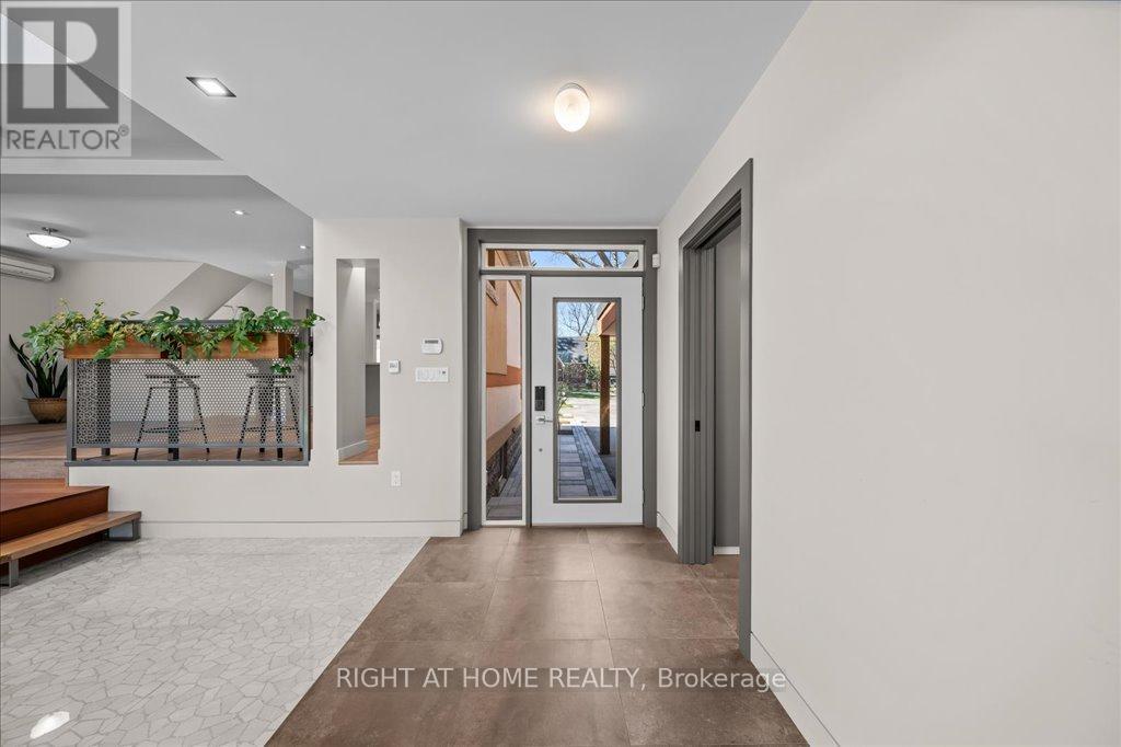 704 Cedar Avenue, Burlington, Ontario  L7T 2R7 - Photo 2 - W12594694