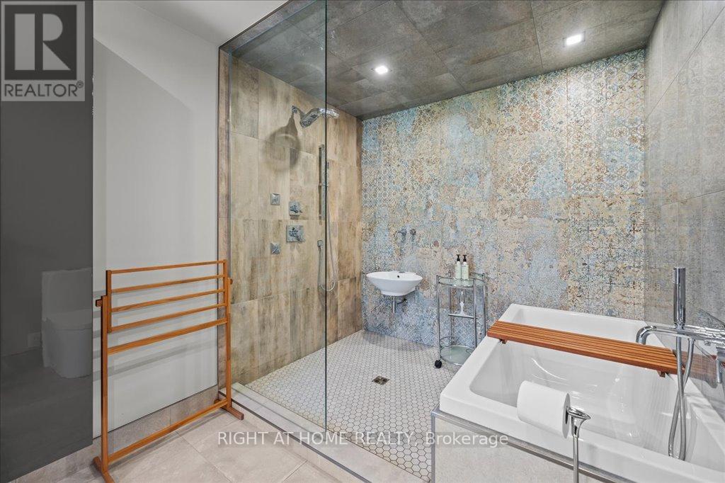 704 Cedar Avenue, Burlington, Ontario  L7T 2R7 - Photo 6 - W12594694