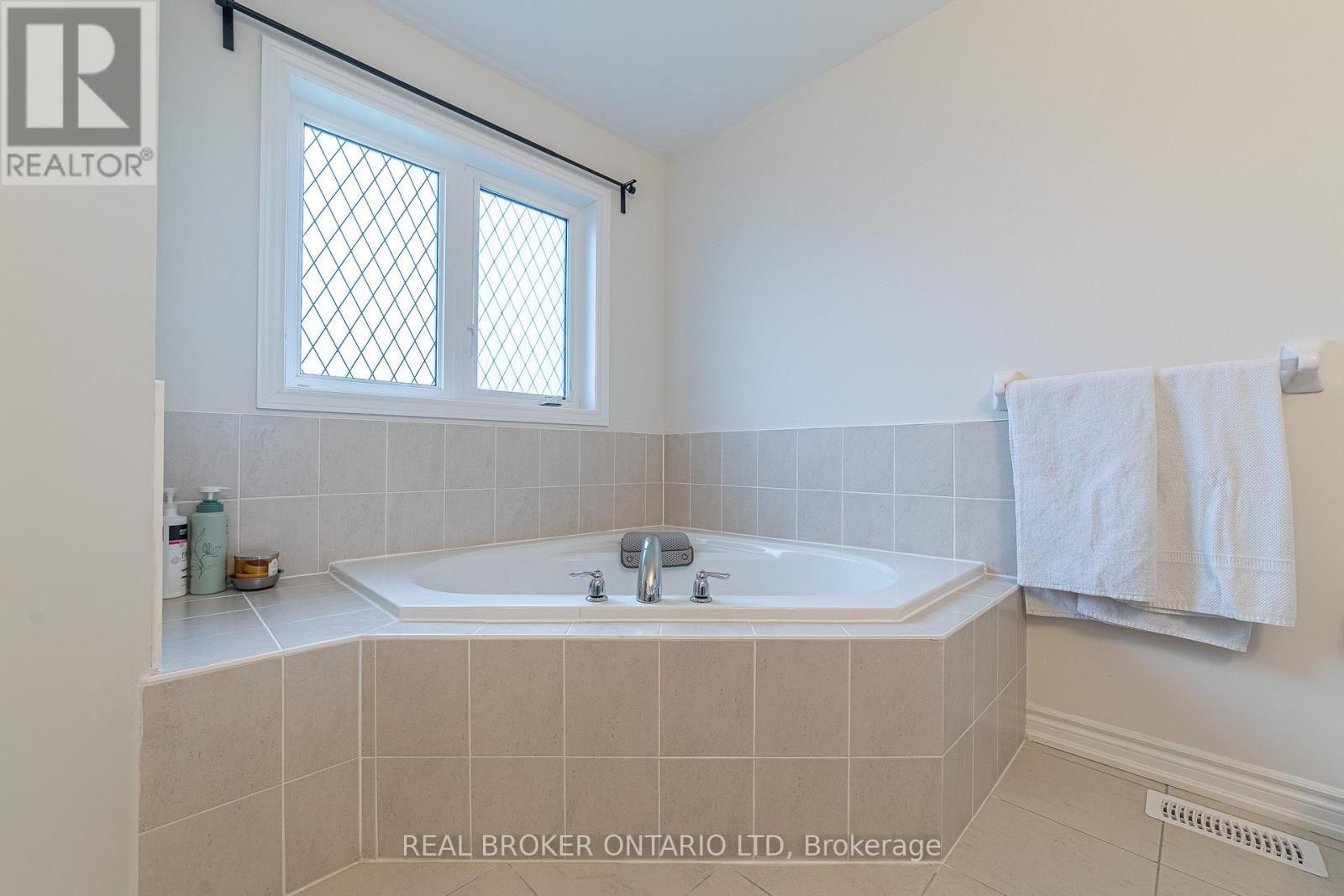 225 Palace Street, Thorold, Ontario  L2V 5G7 - Photo 41 - X12554330