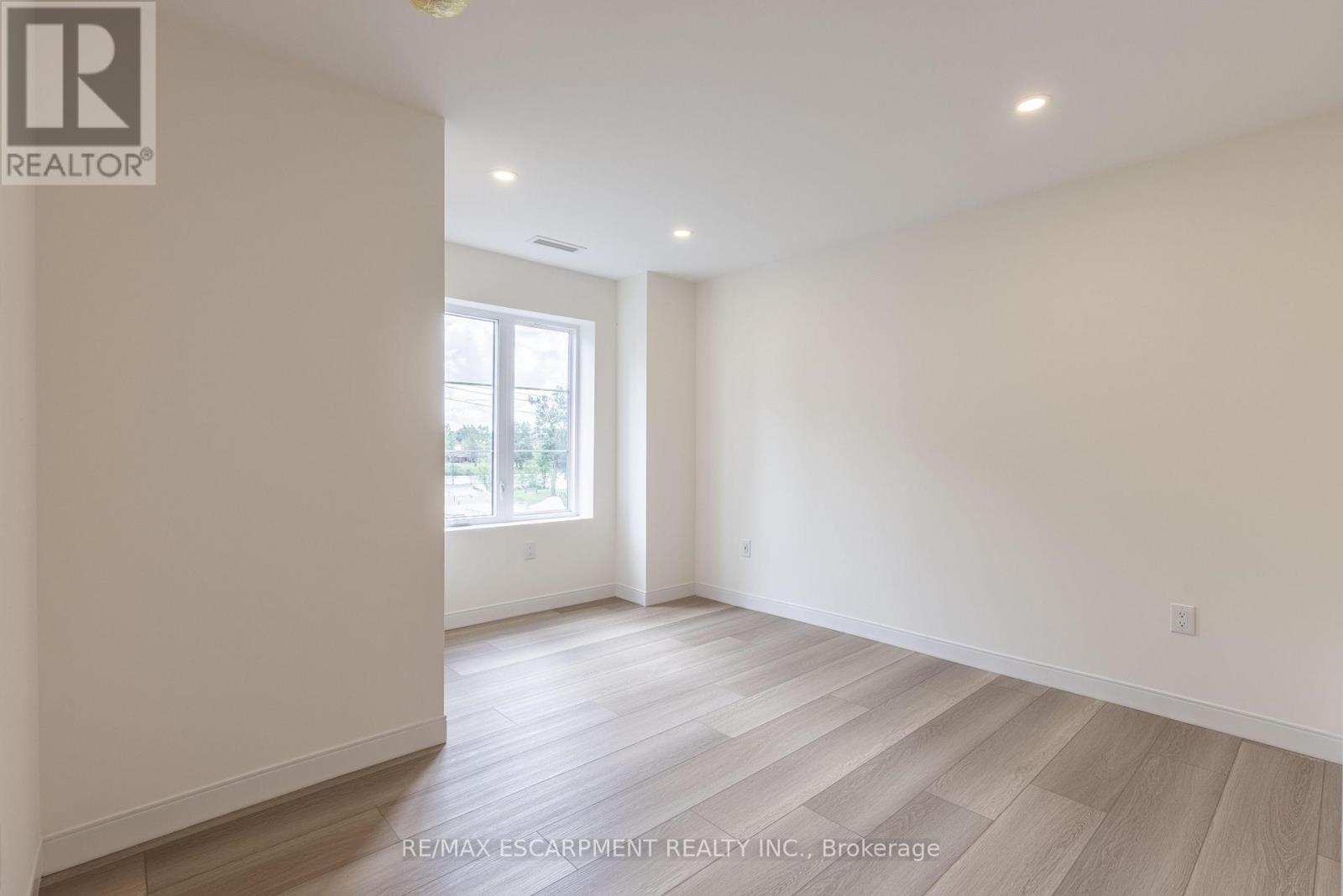 303 - 119 Lincoln Street, Welland, Ontario L3C 6P8 - Photo 10 - X12594636