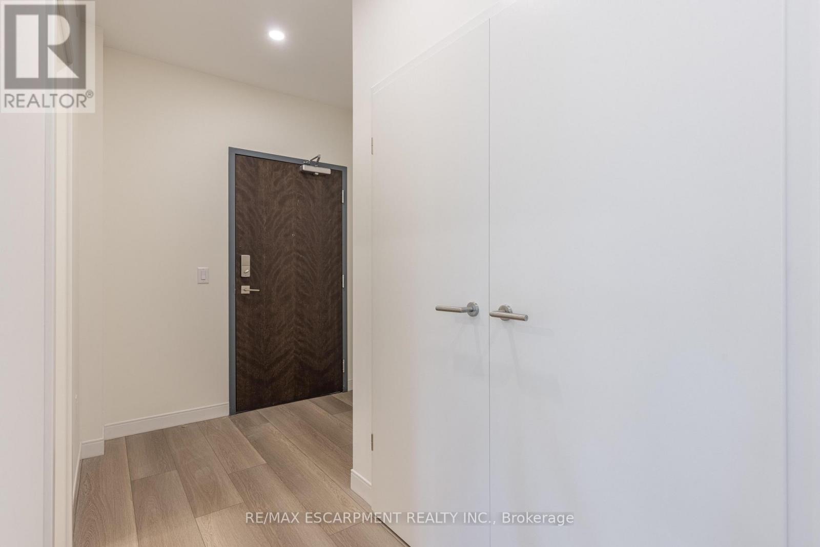 303 - 119 Lincoln Street, Welland, Ontario L3C 6P8 - Photo 2 - X12594636