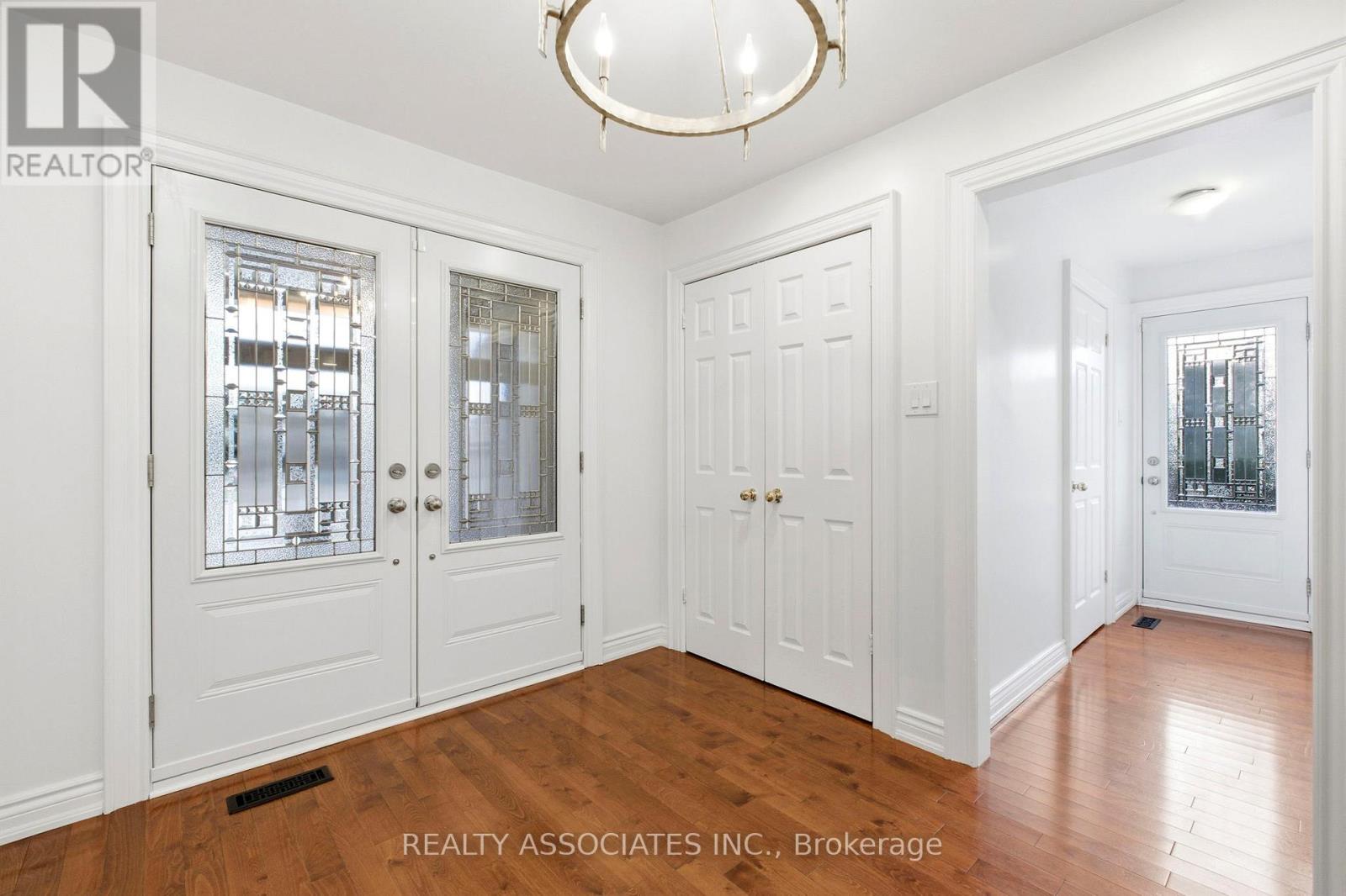 81 Derby Court, Newmarket, Ontario  L3Y 5Z8 - Photo 8 - N12559172