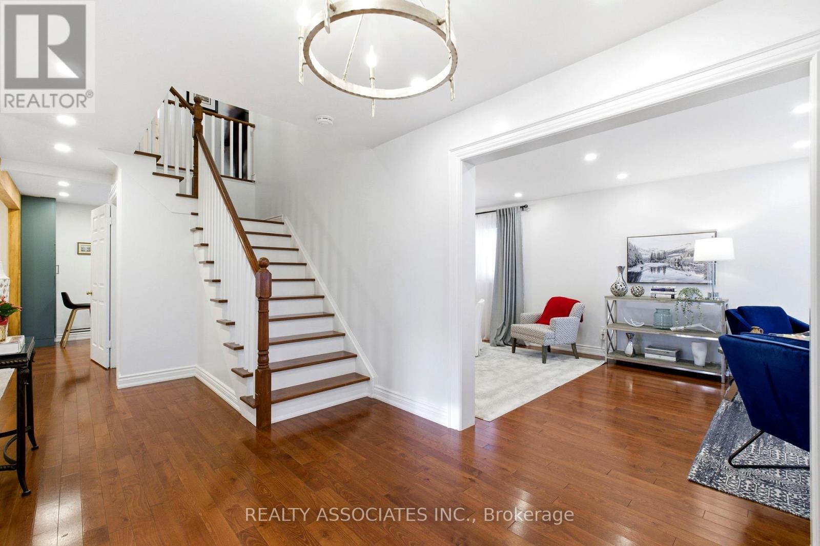 81 Derby Court, Newmarket, Ontario  L3Y 5Z8 - Photo 9 - N12559172