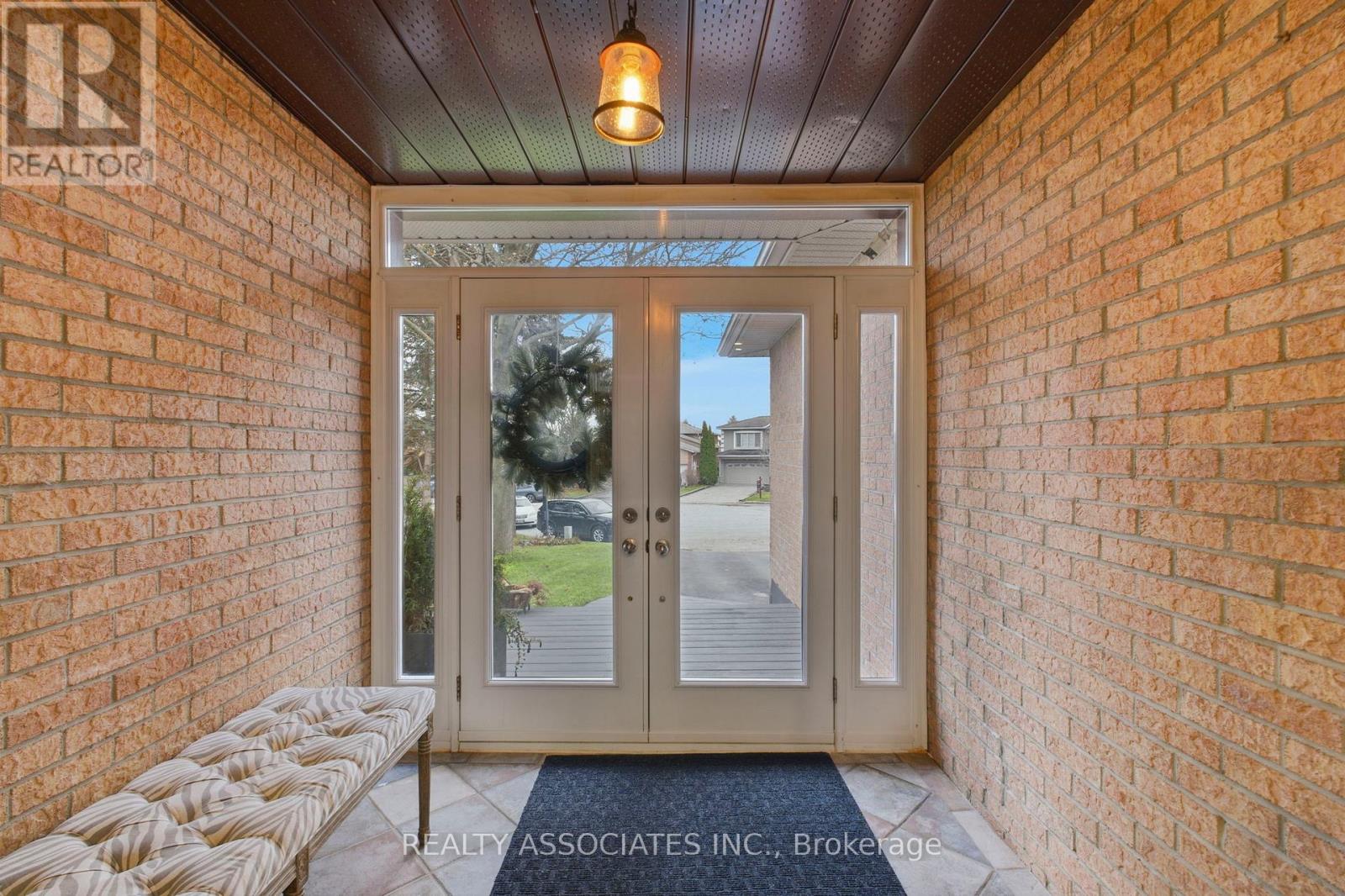 81 Derby Court, Newmarket, Ontario  L3Y 5Z8 - Photo 7 - N12559172