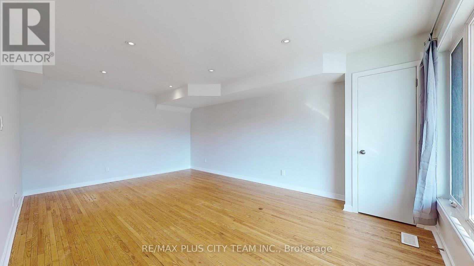 1210 Victoria Park Avenue, Toronto, Ontario  M4B 2K7 - Photo 5 - E12594830